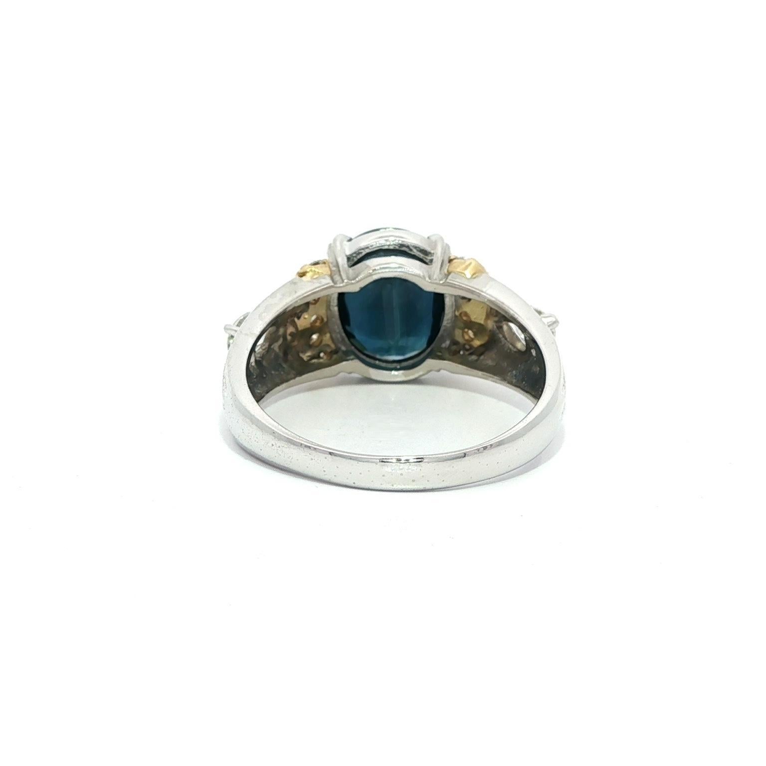 De las mujeres Anillo de Platino y Oro Amarillo de 18k con Acentos de Diamantes en Zafiro Azul Oscuro Grande de 3,66ctw en venta