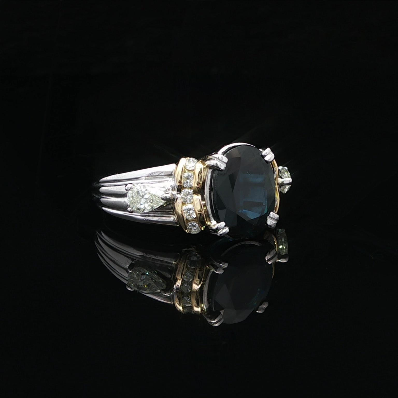 Anillo de Platino y Oro Amarillo de 18k con Acentos de Diamantes en Zafiro Azul Oscuro Grande de 3,66ctw en venta 4
