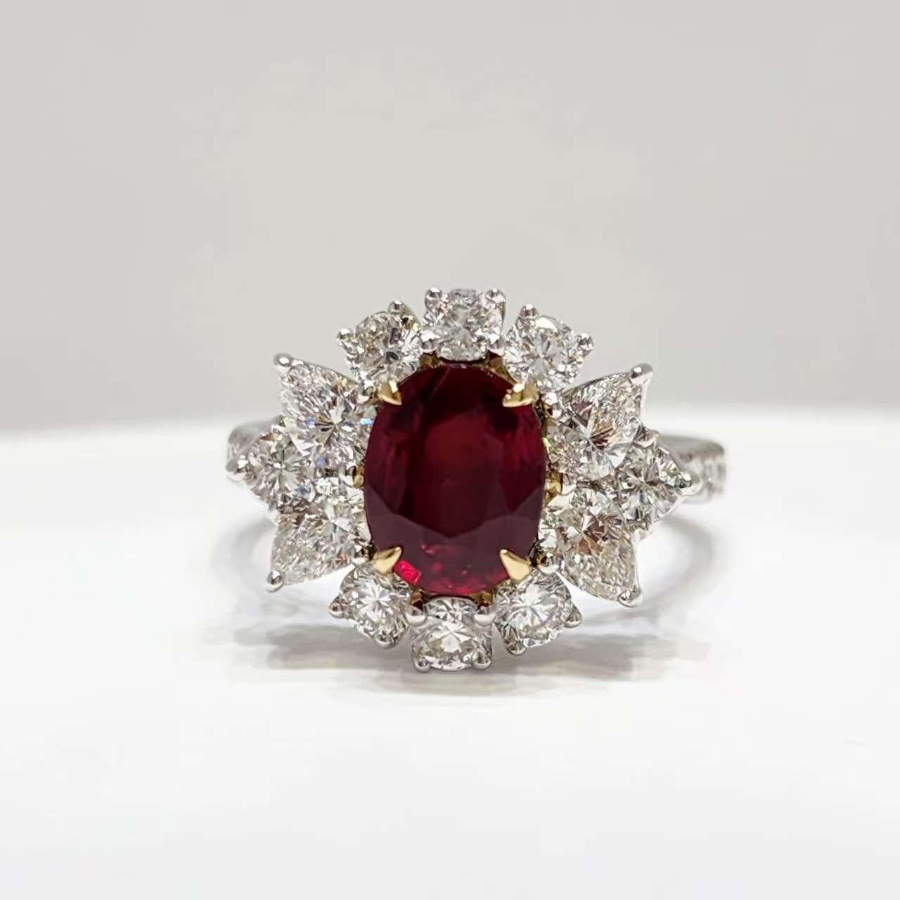 Anello in platino e oro giallo 18 carati con rubino e diamanti a grappolo - 1,63 carati certificato GRS in vendita 5