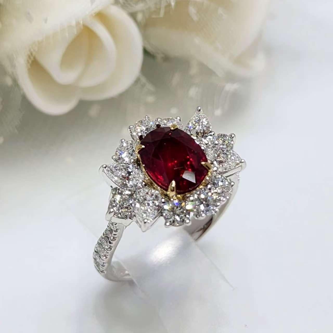 Taglio ovale Anello in platino e oro giallo 18 carati con rubino e diamanti a grappolo - 1,63 carati certificato GRS in vendita