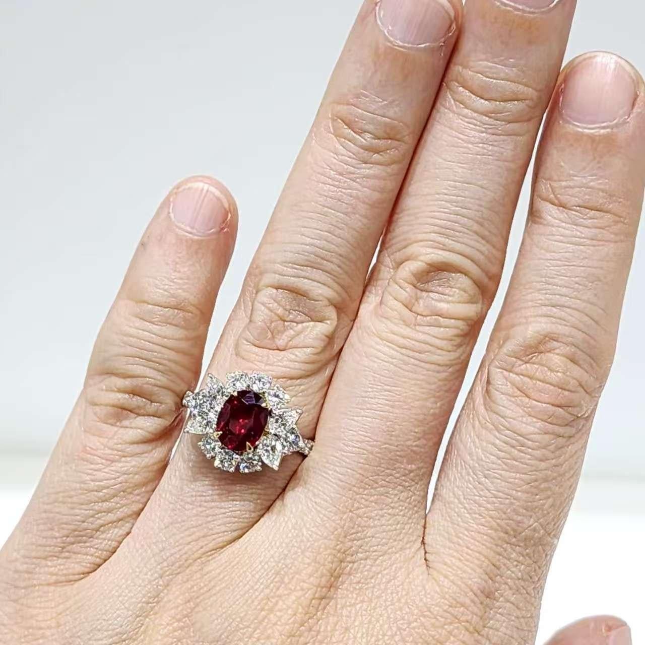 Anello in platino e oro giallo 18 carati con rubino e diamanti a grappolo - 1,63 carati certificato GRS In condizioni Nuovo in vendita a Hong Kong, HK