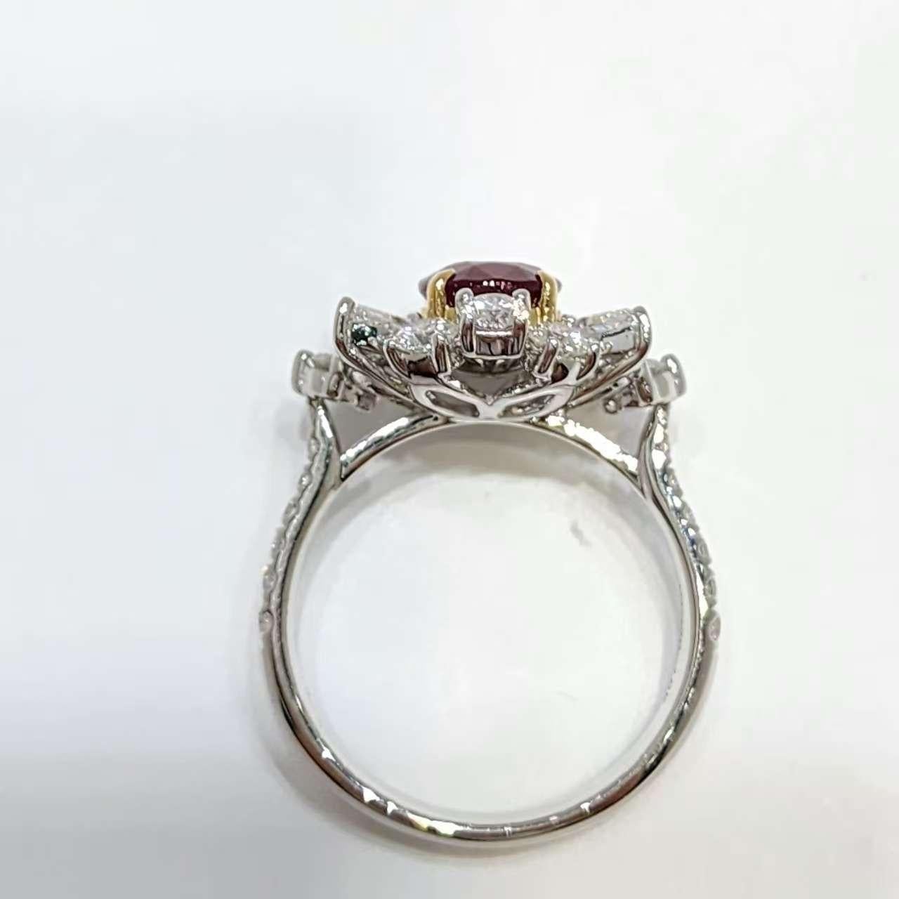 Donna Anello in platino e oro giallo 18 carati con rubino e diamanti a grappolo - 1,63 carati certificato GRS in vendita