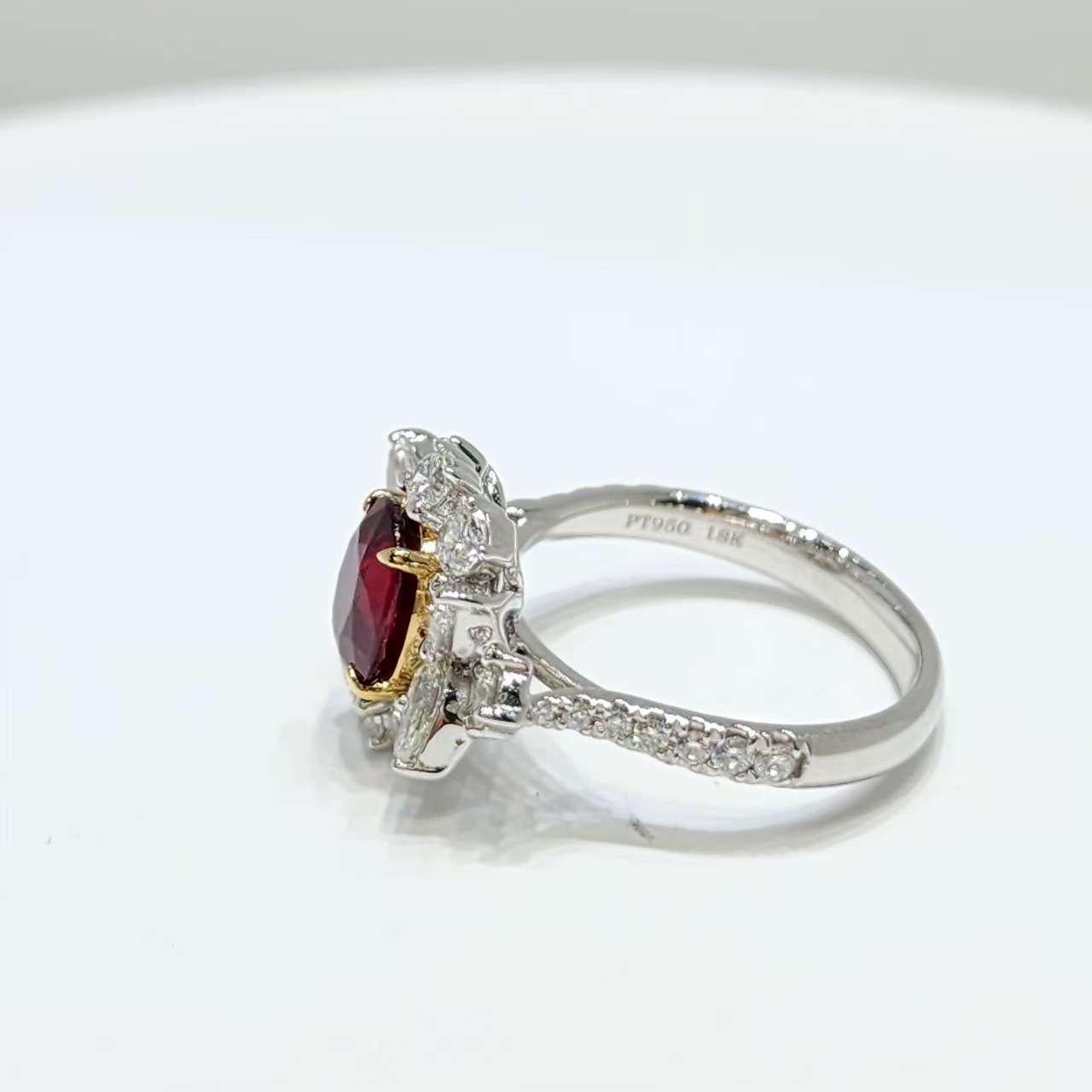 Anello in platino e oro giallo 18 carati con rubino e diamanti a grappolo - 1,63 carati certificato GRS in vendita 2