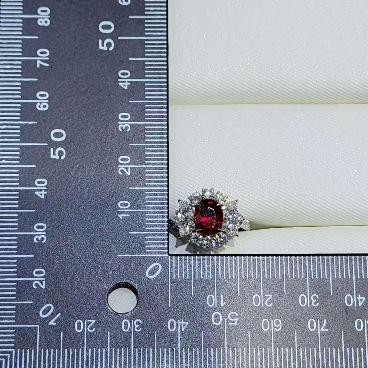 Anello in platino e oro giallo 18 carati con rubino e diamanti a grappolo - 1,63 carati certificato GRS in vendita 3