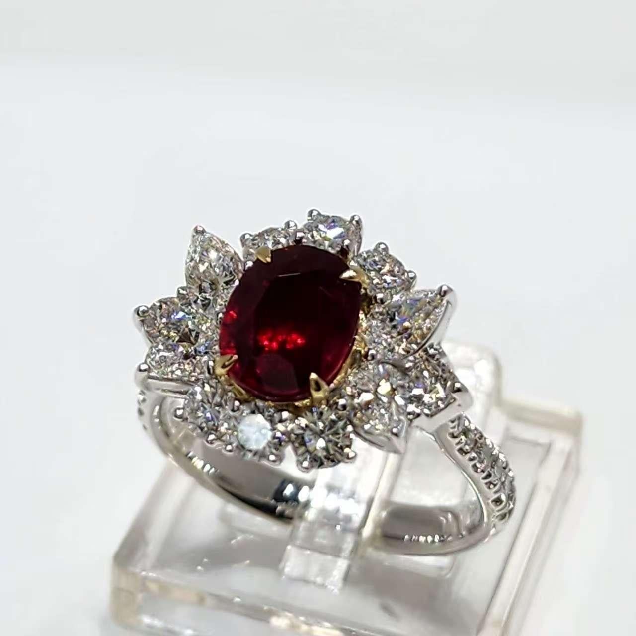 Anello in platino e oro giallo 18 carati con rubino e diamanti a grappolo - 1,63 carati certificato GRS in vendita 4