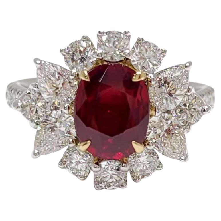 Questo squisito anello unisce due metalli preziosi e una serie di gemme in un sorprendente design di ispirazione floreale. Il cuore è costituito da un rubino da 1,63 carati certificato GRS, fissato da rebbi in oro giallo per attirare l'attenzione