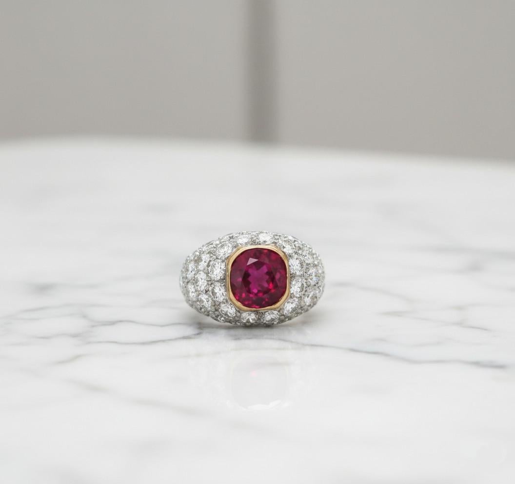 Cette bague extraordinaire met en valeur un magnifique rubis birman naturel et non traité, serti dans une combinaison sophistiquée de platine et d'or jaune 18k.
La pierre centrale est un rubis de Birmanie non chauffé de 2,75 carats, magnifiquement