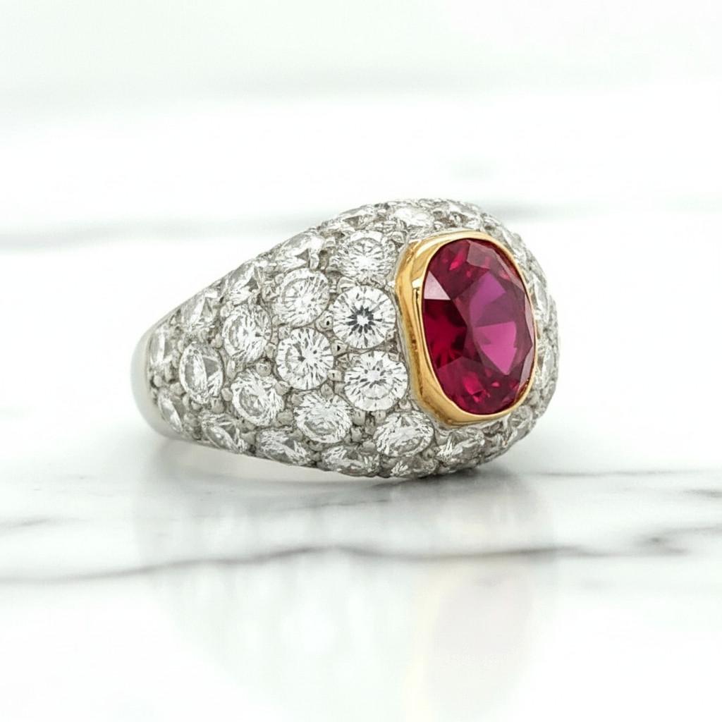 Contemporain Bague en platine et or jaune 18 carats avec rubis birman non traité et diamant en vente