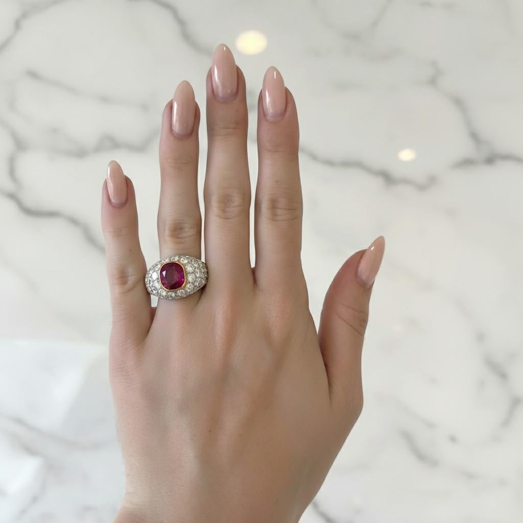 Taille ovale Bague en platine et or jaune 18 carats avec rubis birman non traité et diamant en vente