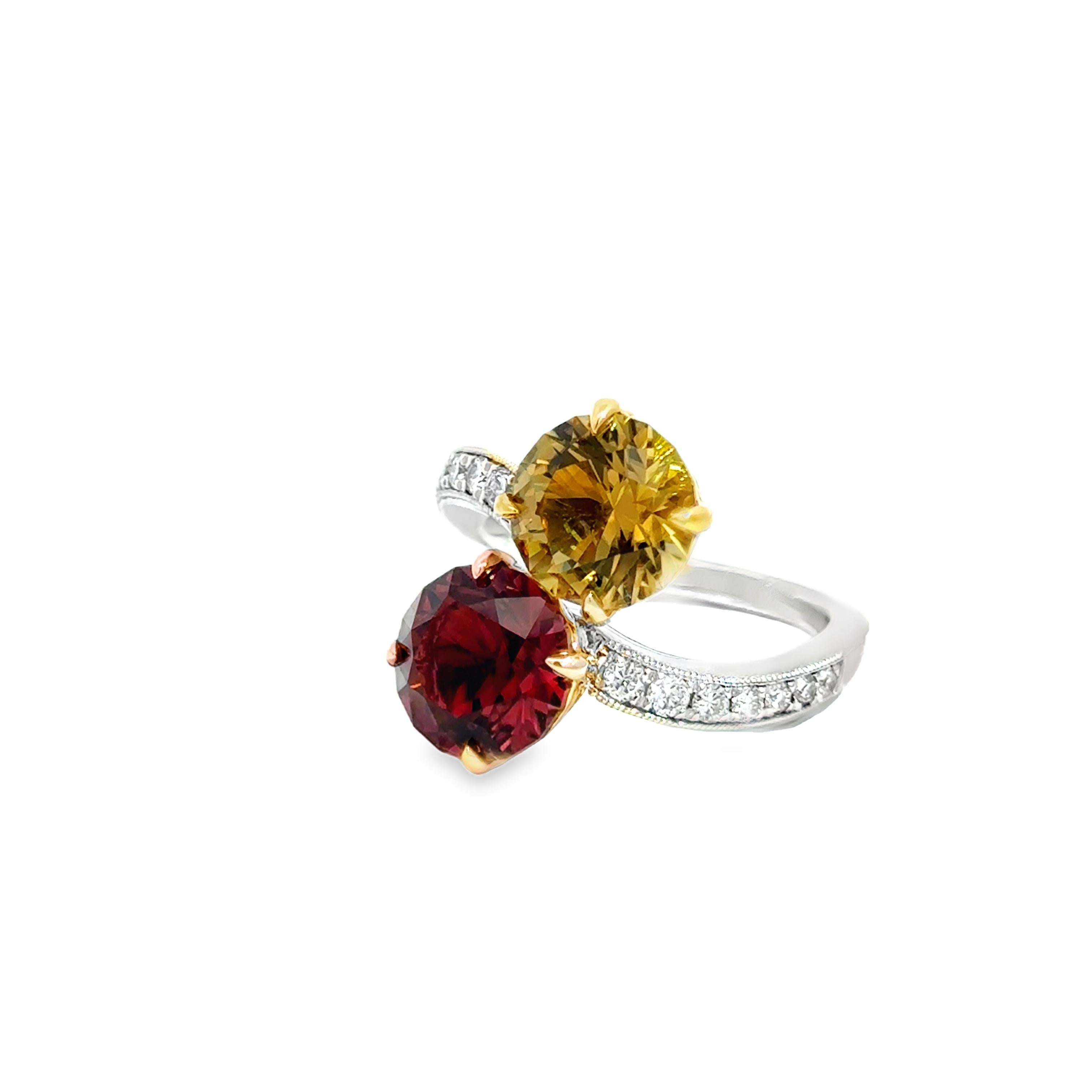 Expression vibrante de couleur et de luxe, cette bague exceptionnelle est réalisée en platine avec des touches d'or jaune et rose 18 carats. Le design présente deux magnifiques pierres centrales : une tourmaline jaune de 2,45 ct et une tourmaline