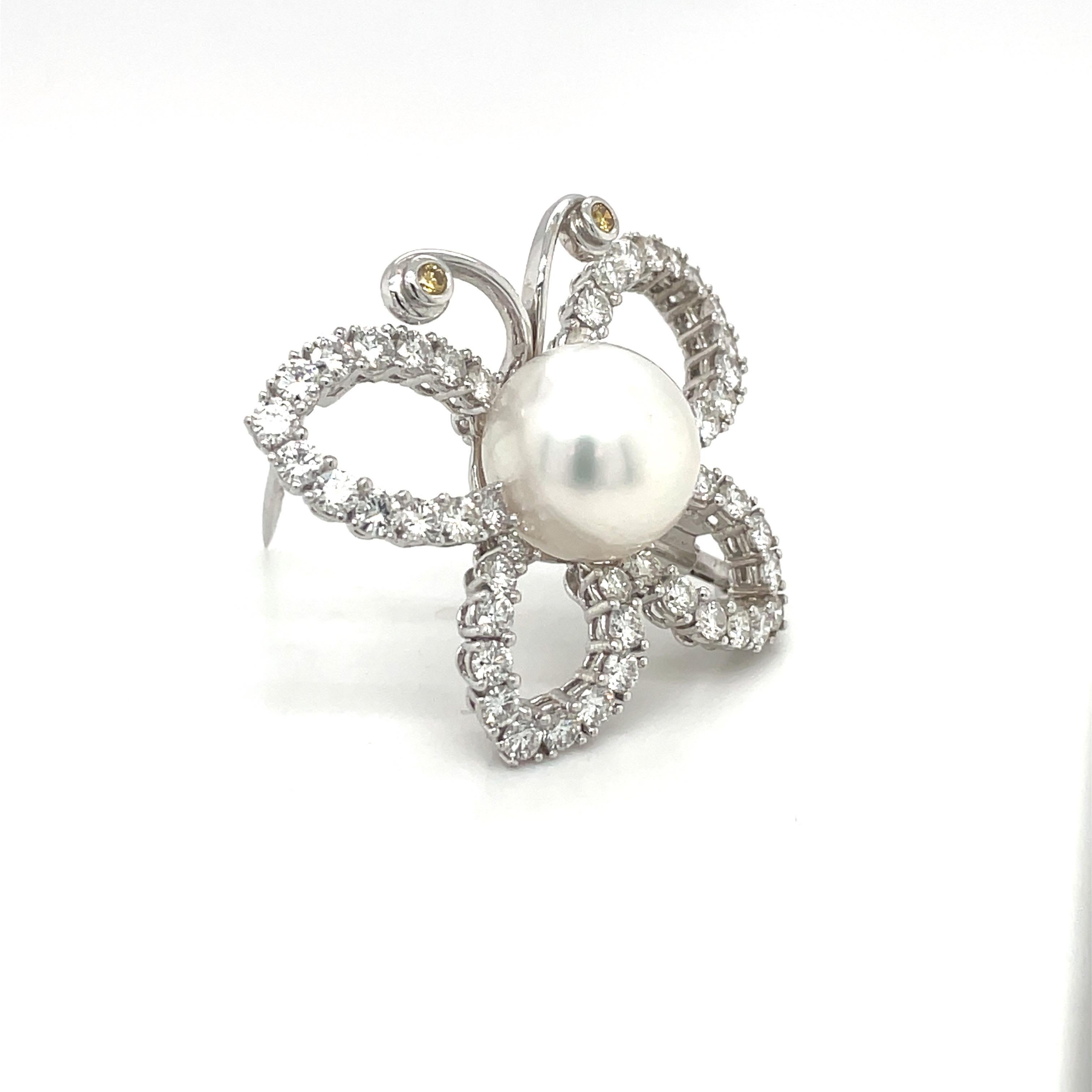 Broche papillon en platine, or blanc 18 carats, diamants de 3,20 carats et perles Unisexe en vente
