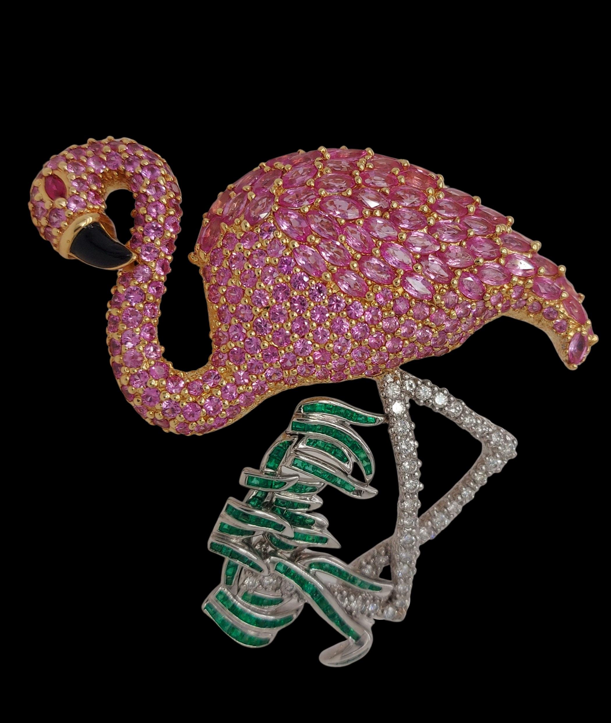 Artisan Broche/pendentif Flamingo en platine et or jaune 18 carats, diamants, émeraudes et rubis en vente