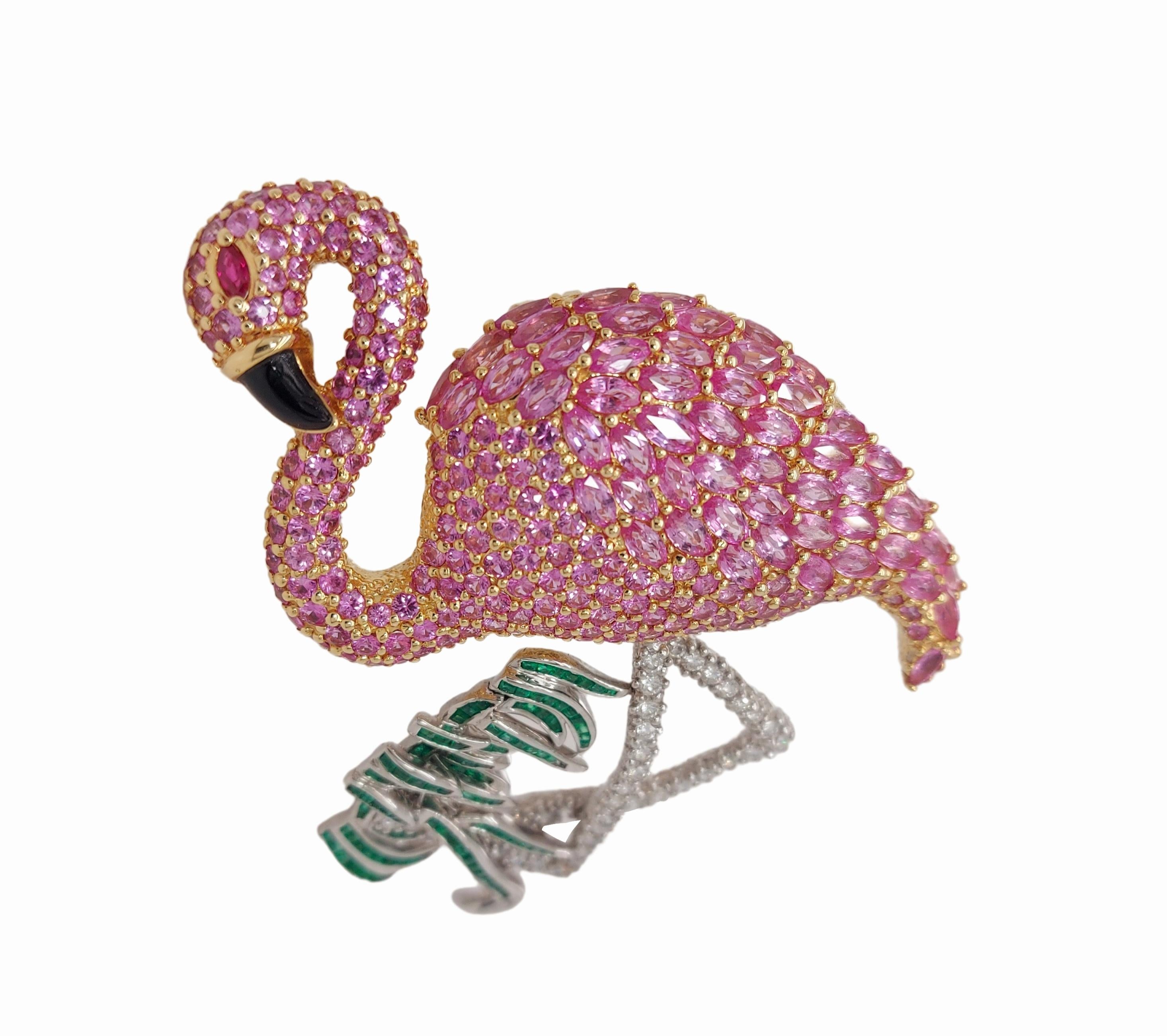 Taille brillant Broche/pendentif Flamingo en platine et or jaune 18 carats, diamants, émeraudes et rubis en vente