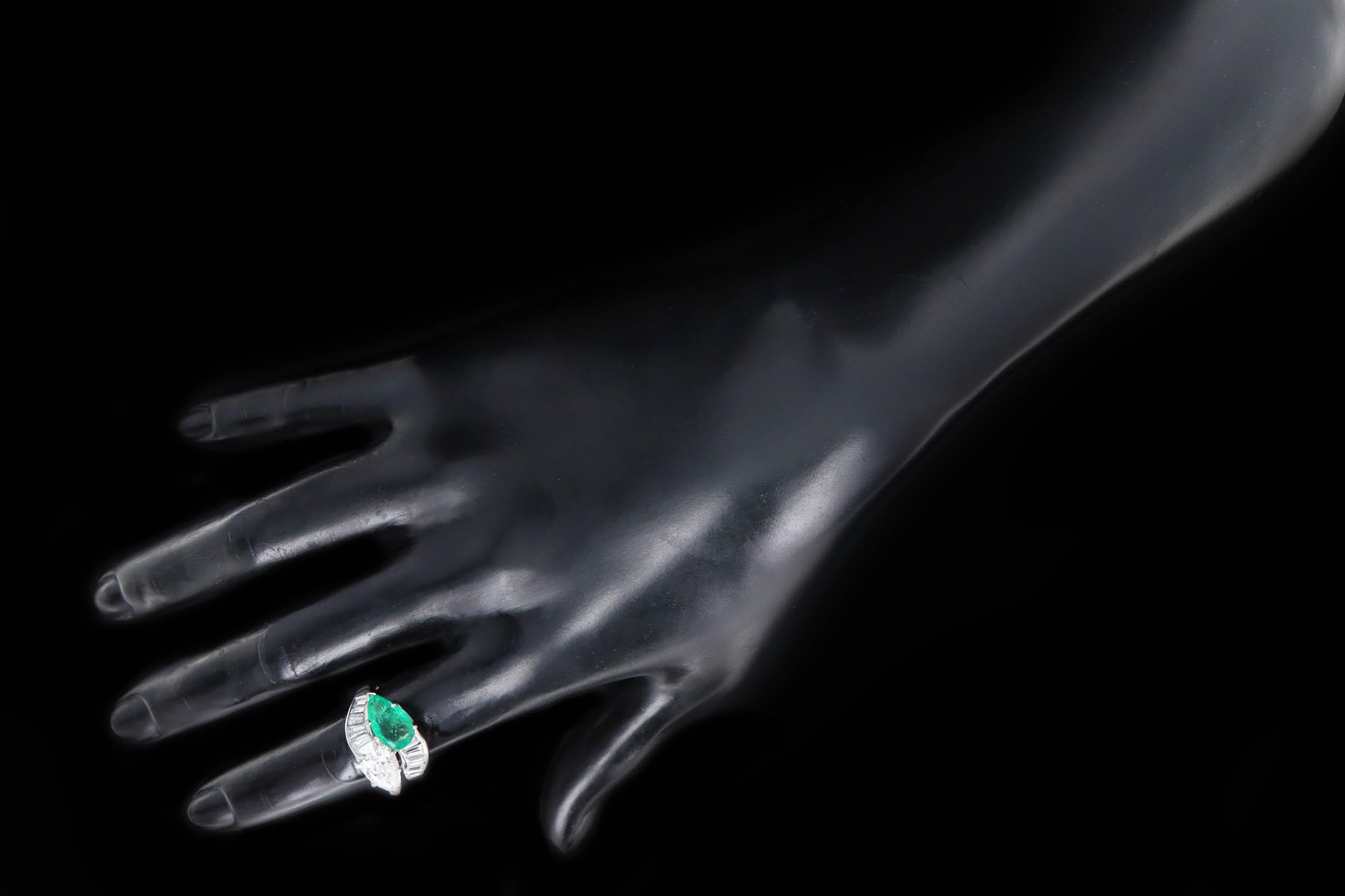 Platin 1,91 Karat Birne Diamant & 1,5 Karat natürlicher Smaragd Toi Et Moi Ring im Angebot 2