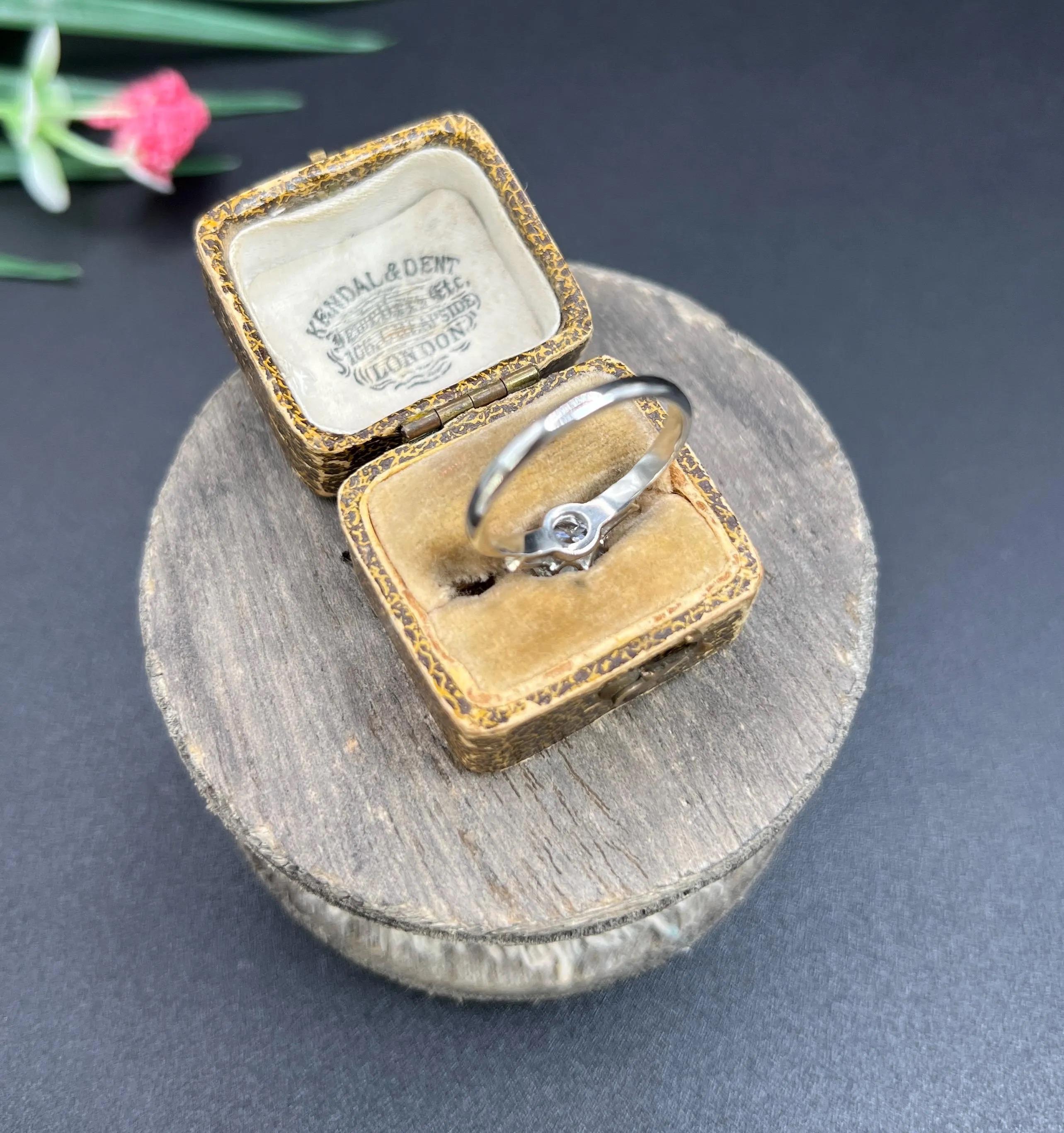 Platinum, 1920s 1.37 Total Carat Diamond Single Stone Engagement Ring, New Mount For Sale 1