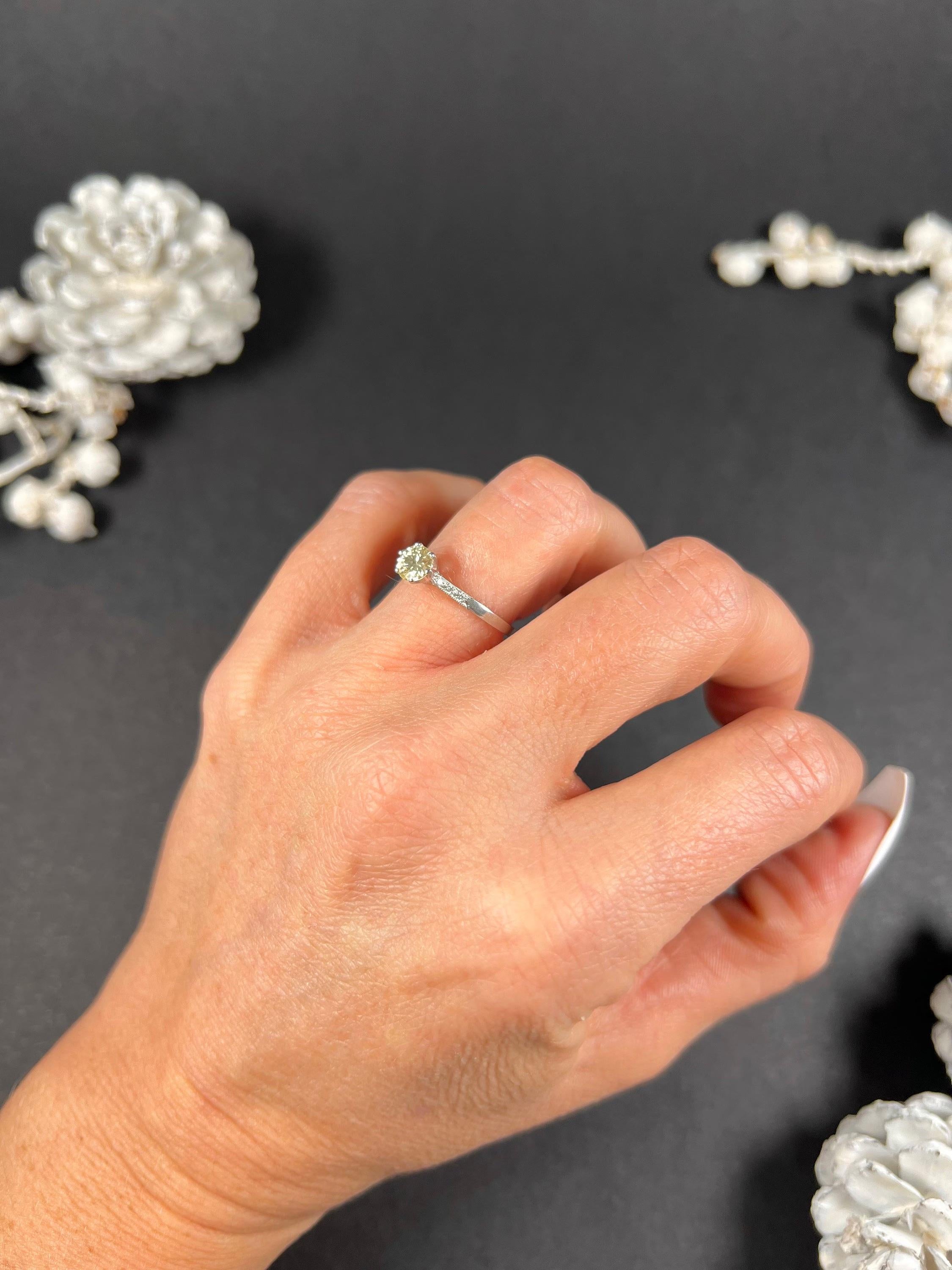 Platin 1920er Jahre Diamant 0,45 Karat Single Stone Ring mit Diamantschultern im Angebot 5