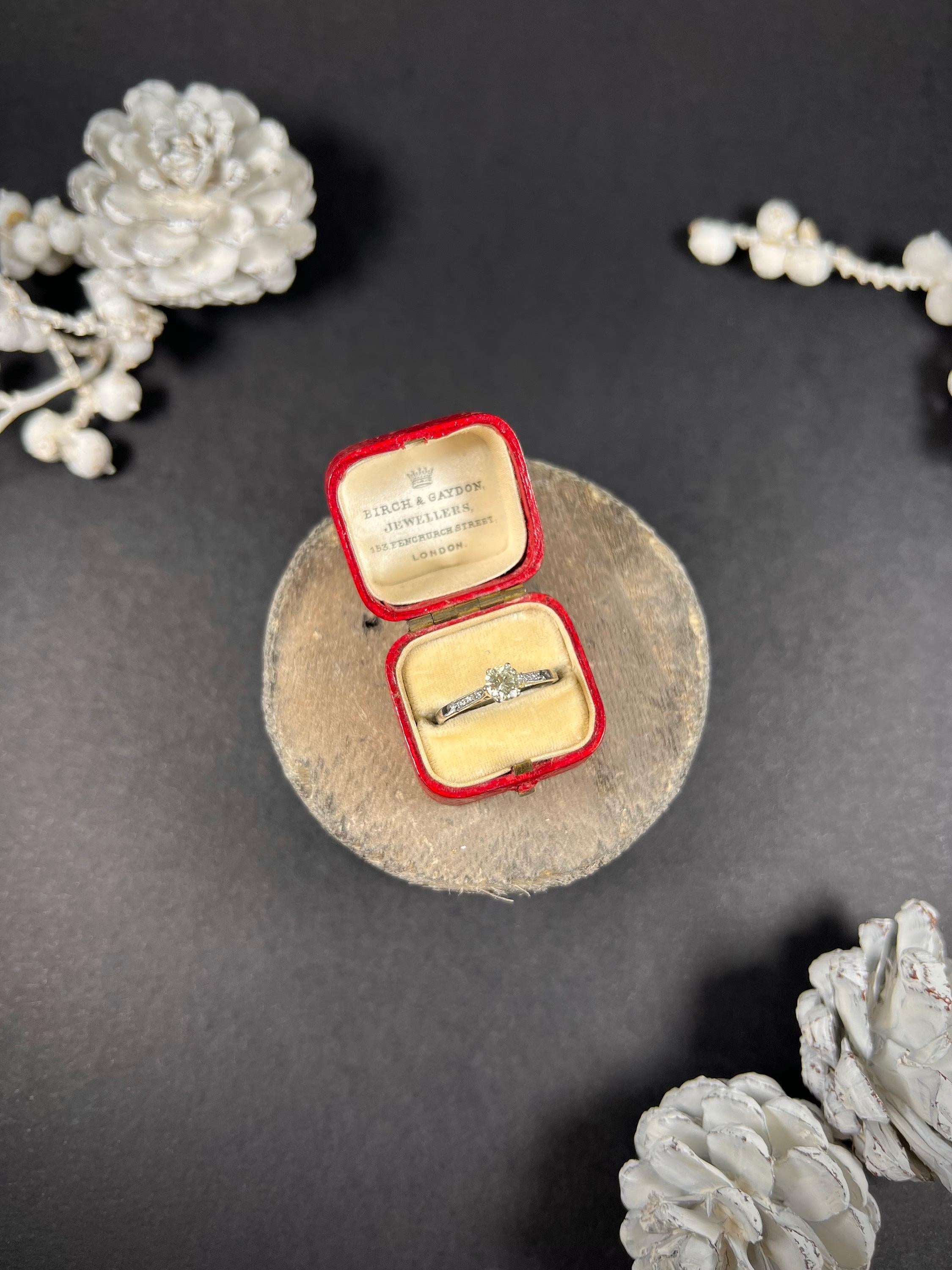 Platin 1920er Jahre Diamant 0,45 Karat Single Stone Ring mit Diamantschultern im Angebot 6