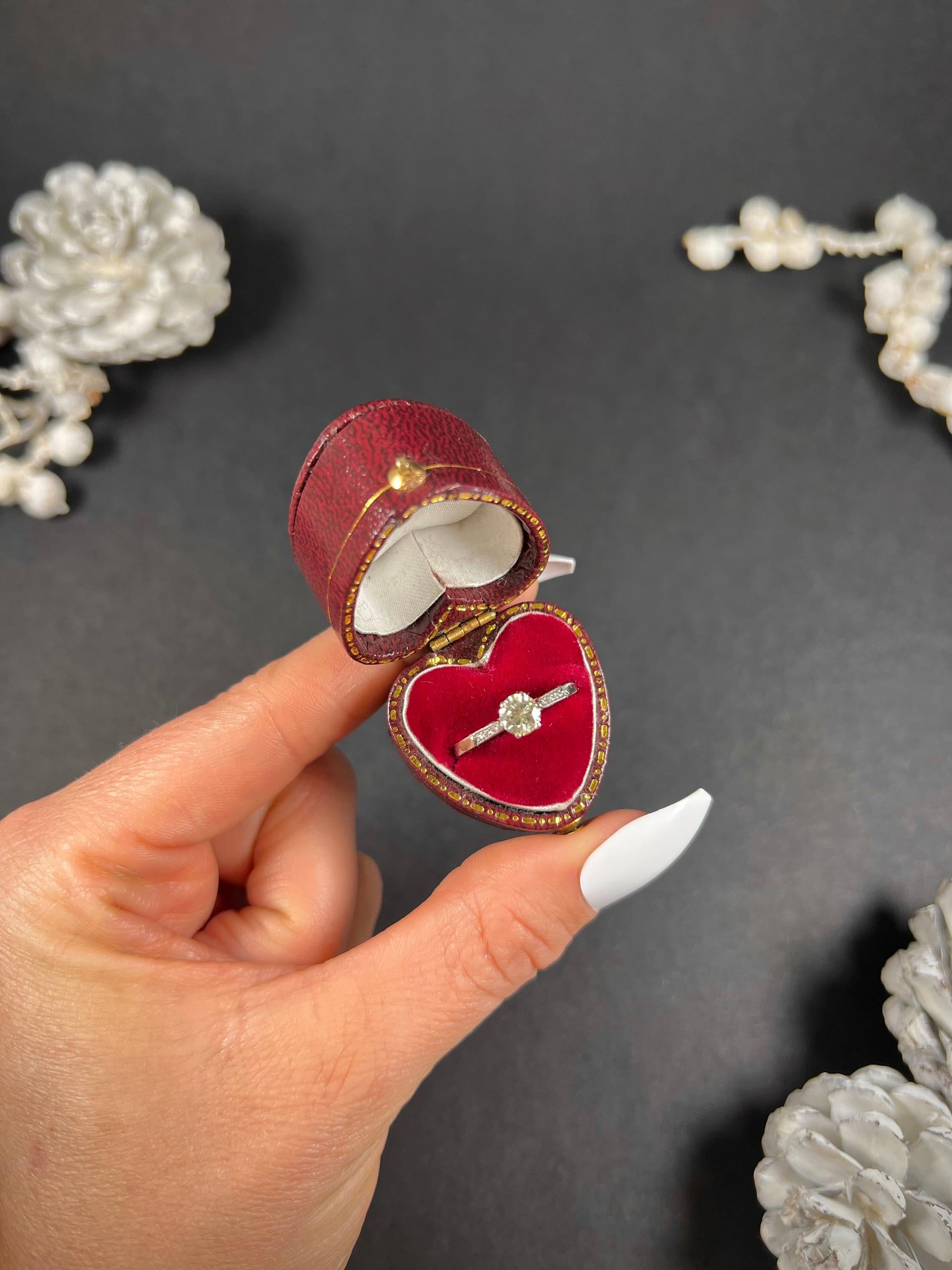 Antiker Diamantring

Platin gestempelt 950

CIRCA 1920er Jahre Diamant

Herstellermarke CJS

Dieser antike Verlobungsring ist mit einem atemberaubenden alten Diamanten ausgestattet, der sorgfältig aus einem antiken Schmuckstück entnommen und in eine