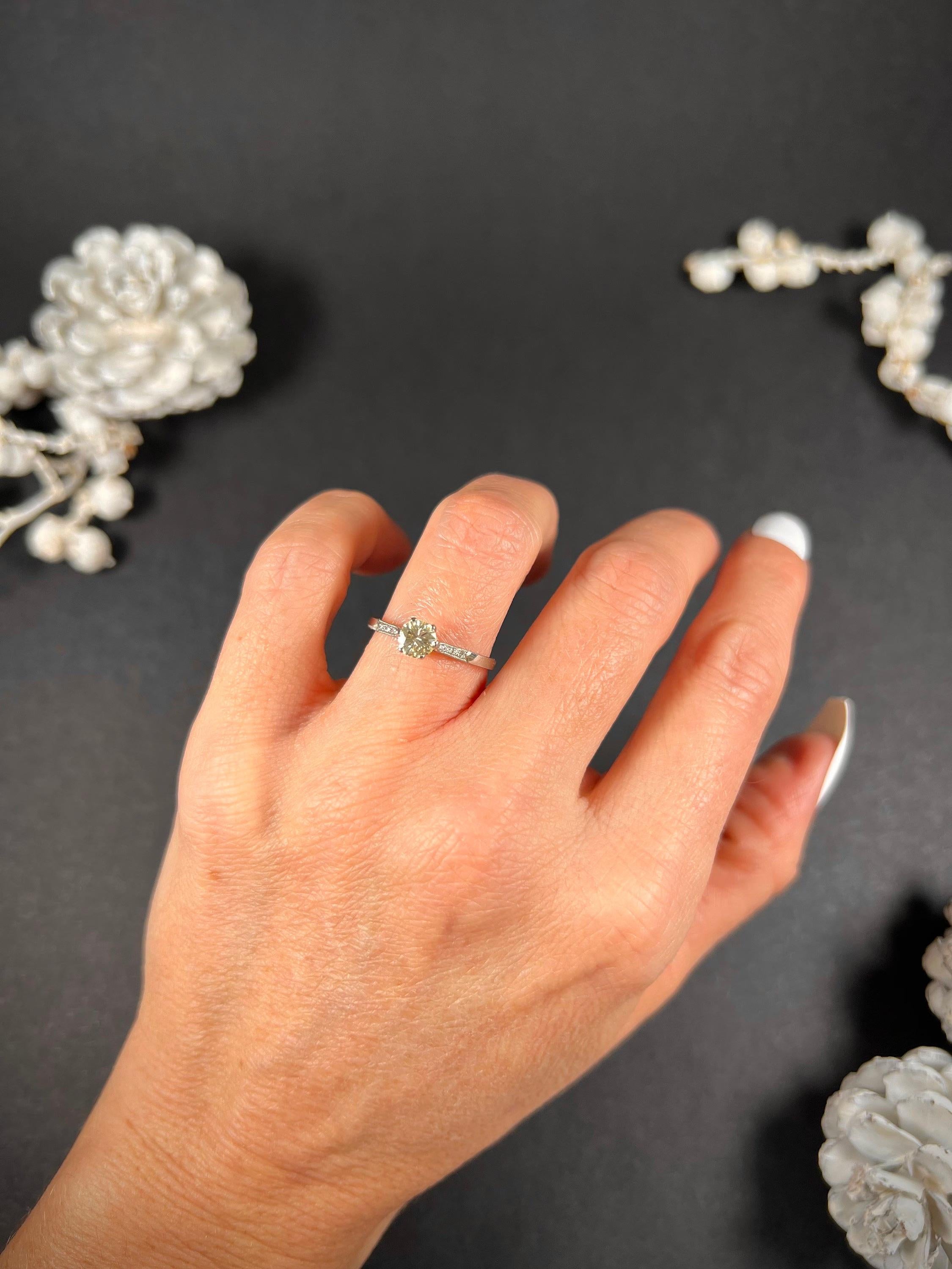 Platin 1920er Jahre Diamant 0,45 Karat Single Stone Ring mit Diamantschultern (Brillantschliff) im Angebot