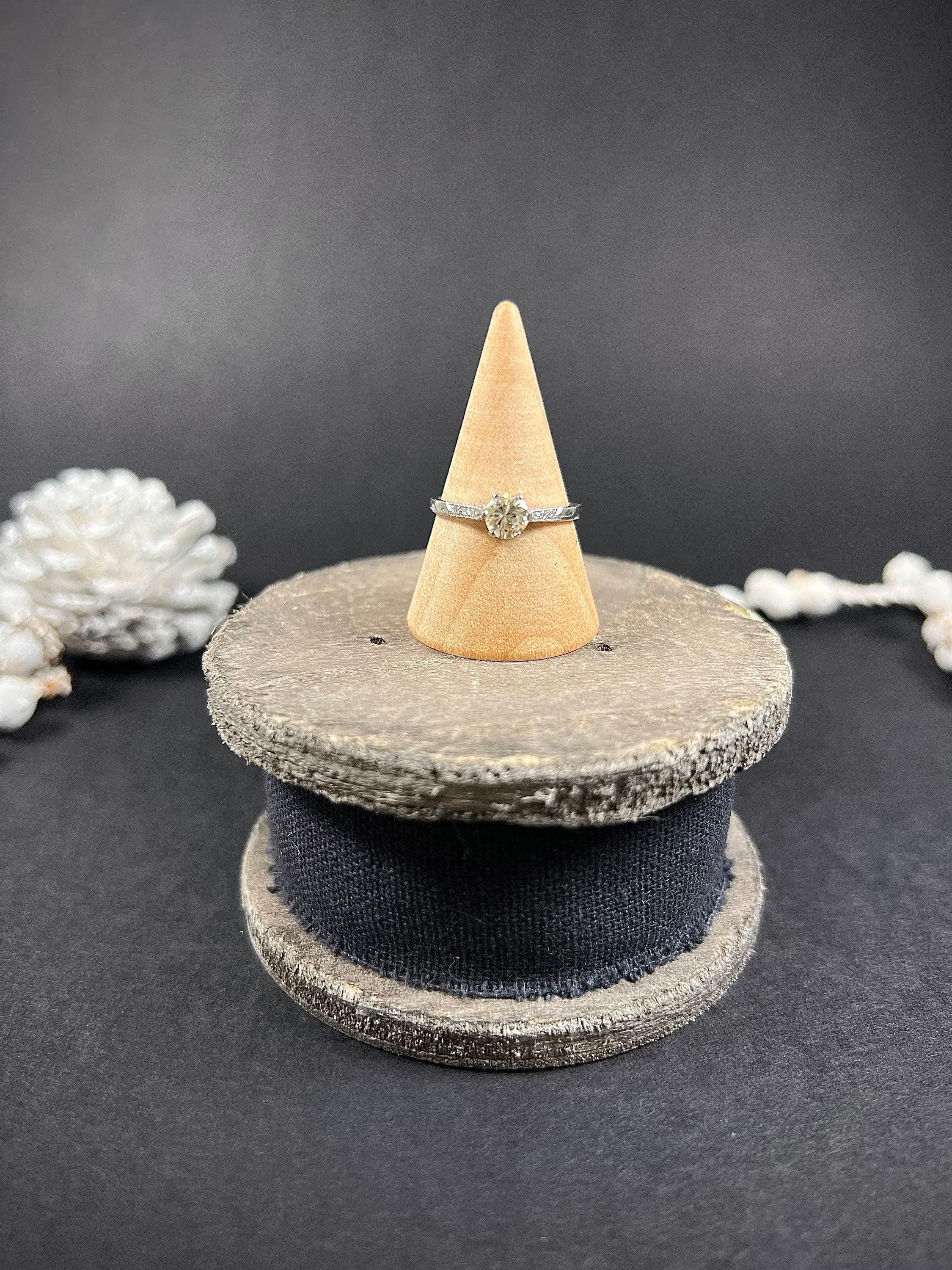 Platin 1920er Jahre Diamant 0,45 Karat Single Stone Ring mit Diamantschultern im Zustand „Gut“ im Angebot in Brighton, GB
