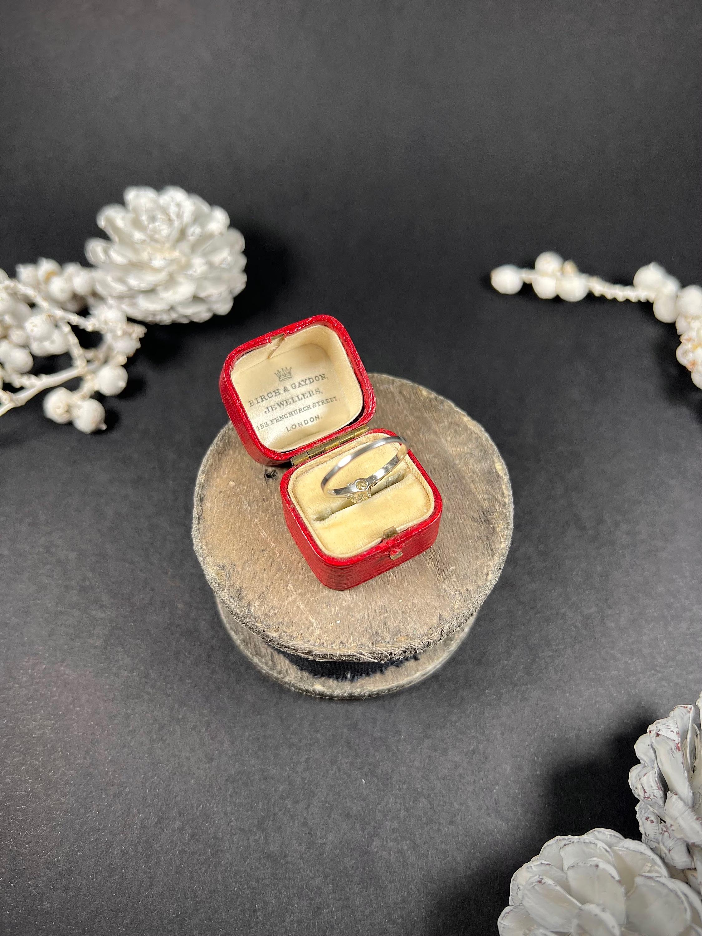 Platin 1920er Jahre Diamant 0,45 Karat Single Stone Ring mit Diamantschultern für Damen oder Herren im Angebot