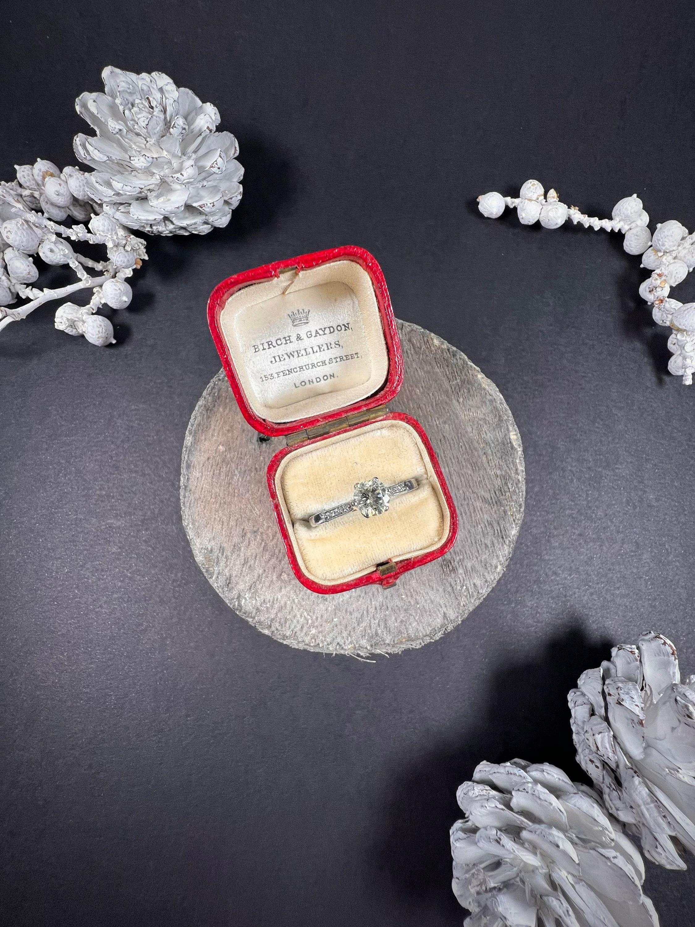 Platin 1920er Jahre Diamant 0,45 Karat Single Stone Ring mit Diamantschultern im Angebot 1