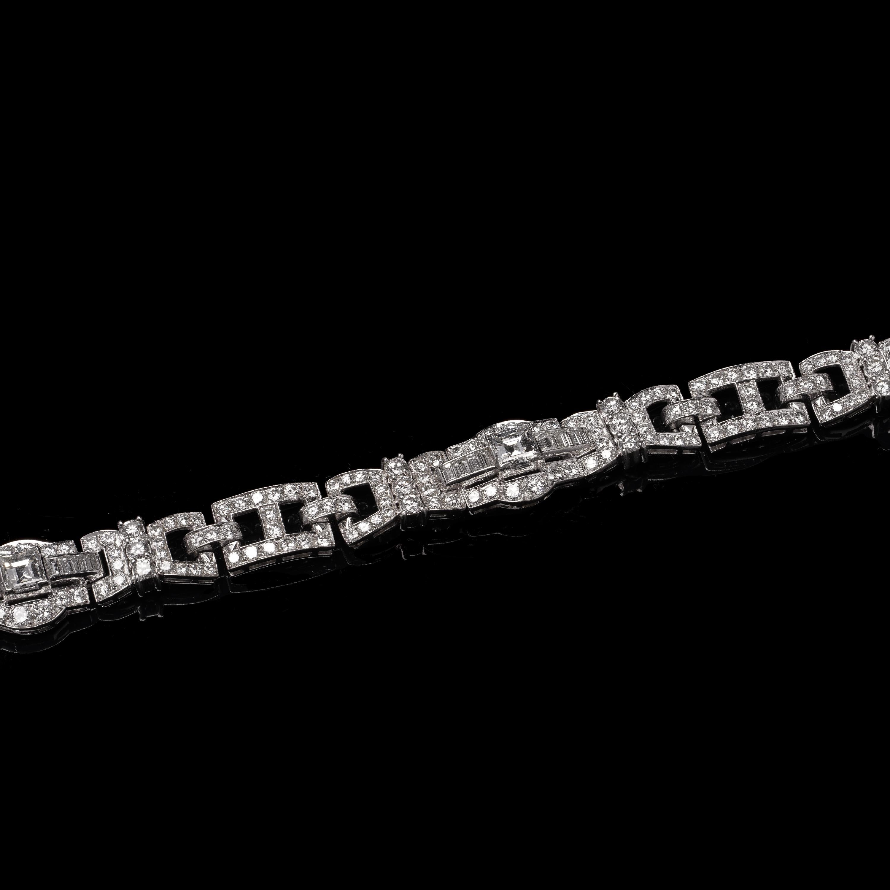 Platinum 1940s Diamond Bracelet with 9.21 Carats of Diamonds In Excellent Condition For Sale In Braintree, GB