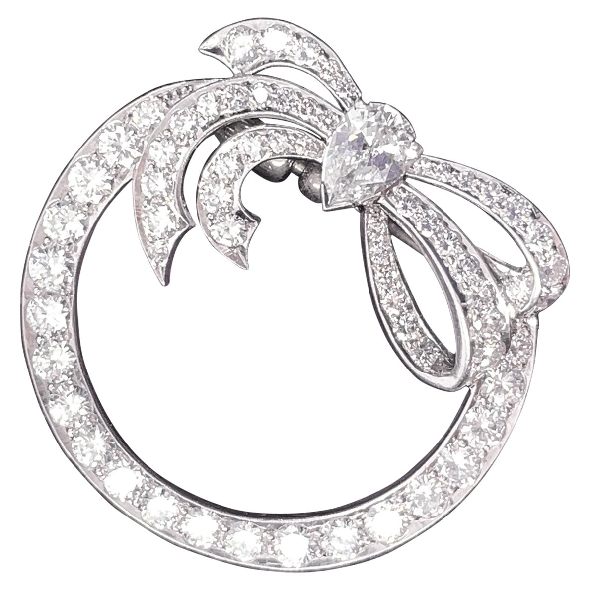 Broche ruban en platine des années 1940 en forme de poire Gia et de diamant rond en vente