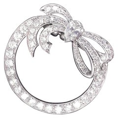 Broche ruban en platine des années 1940 en forme de poire Gia et de diamant rond