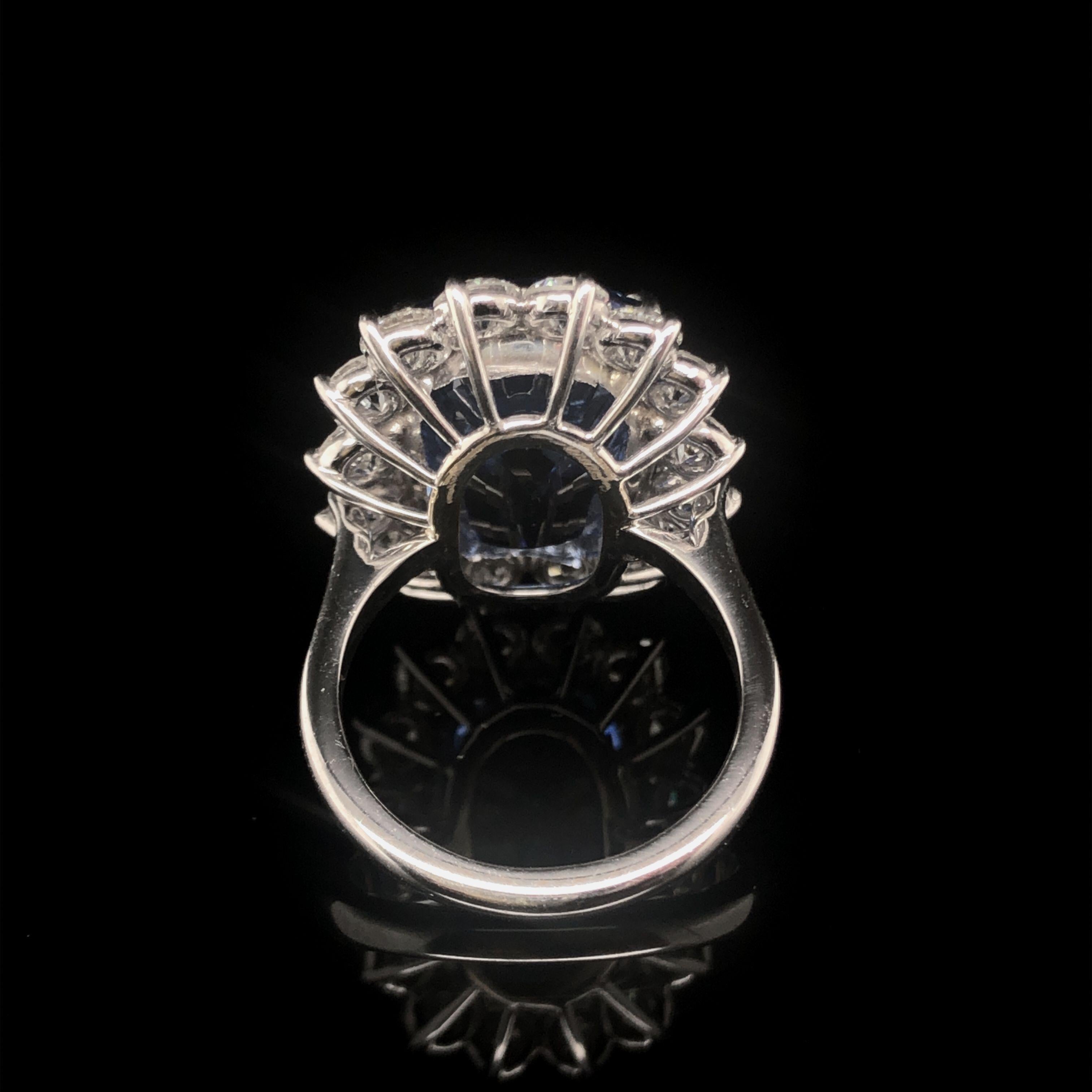 Platinum 19.50 CTS Ceylon Sapphire and Diamond Ring In New Condition For Sale In New York, NY