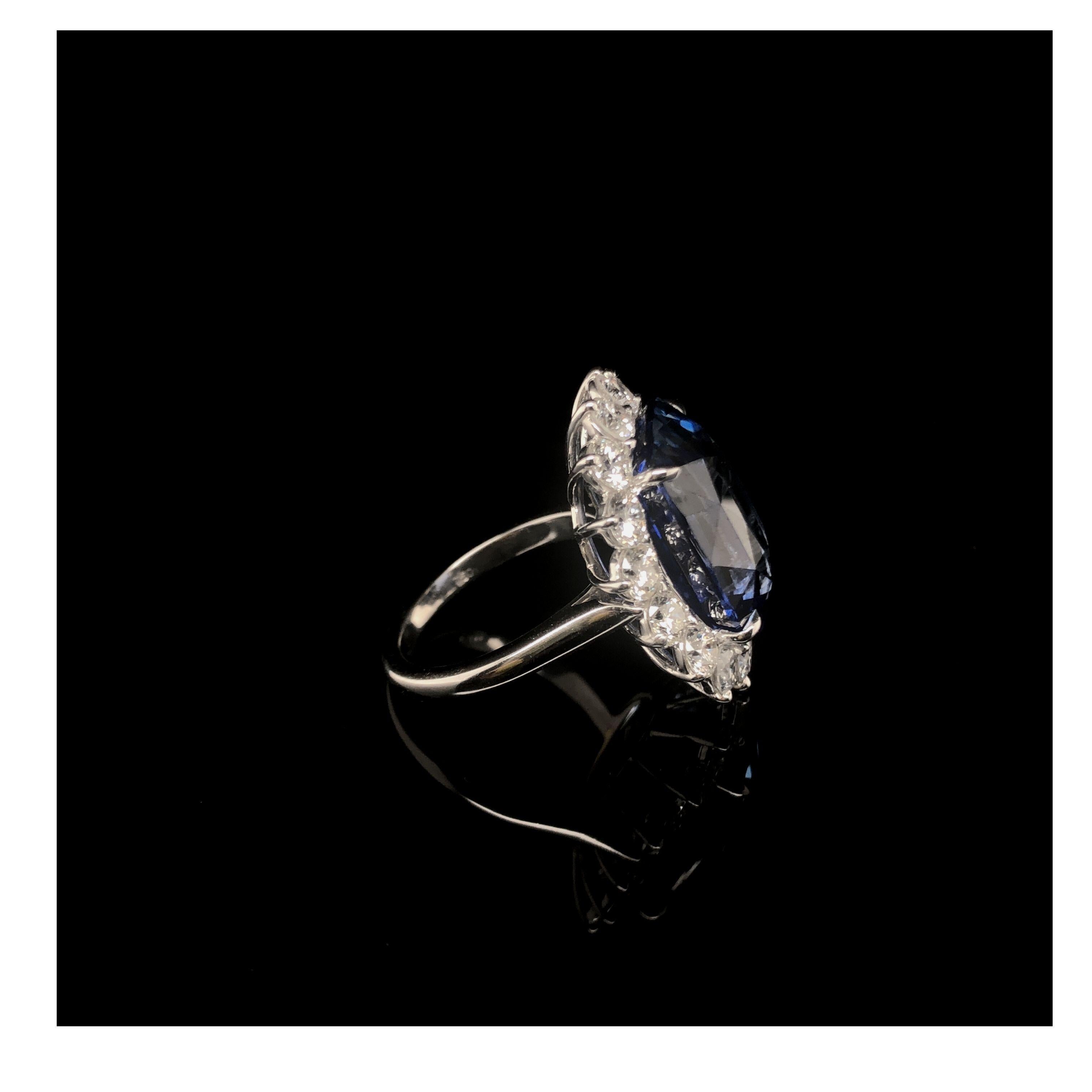 Women's or Men's Platinum 19.50 CTS Ceylon Sapphire and Diamond Ring For Sale