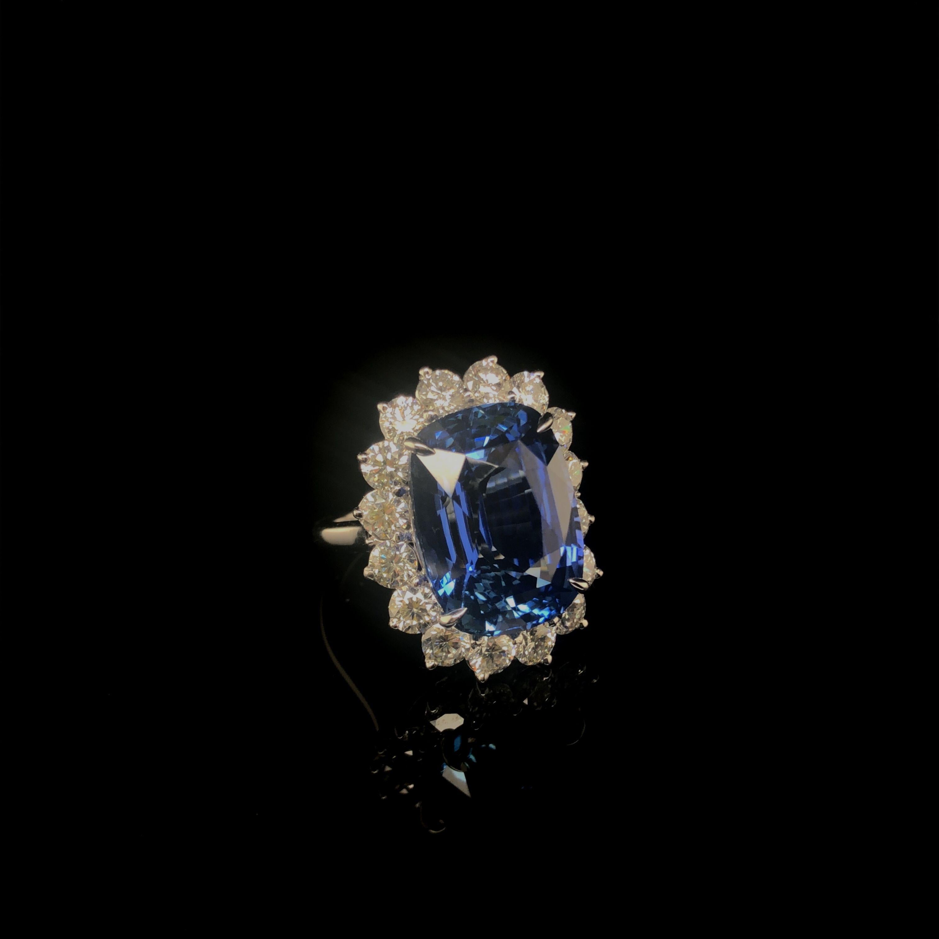 Platinum 19.50 CTS Ceylon Sapphire and Diamond Ring For Sale 1