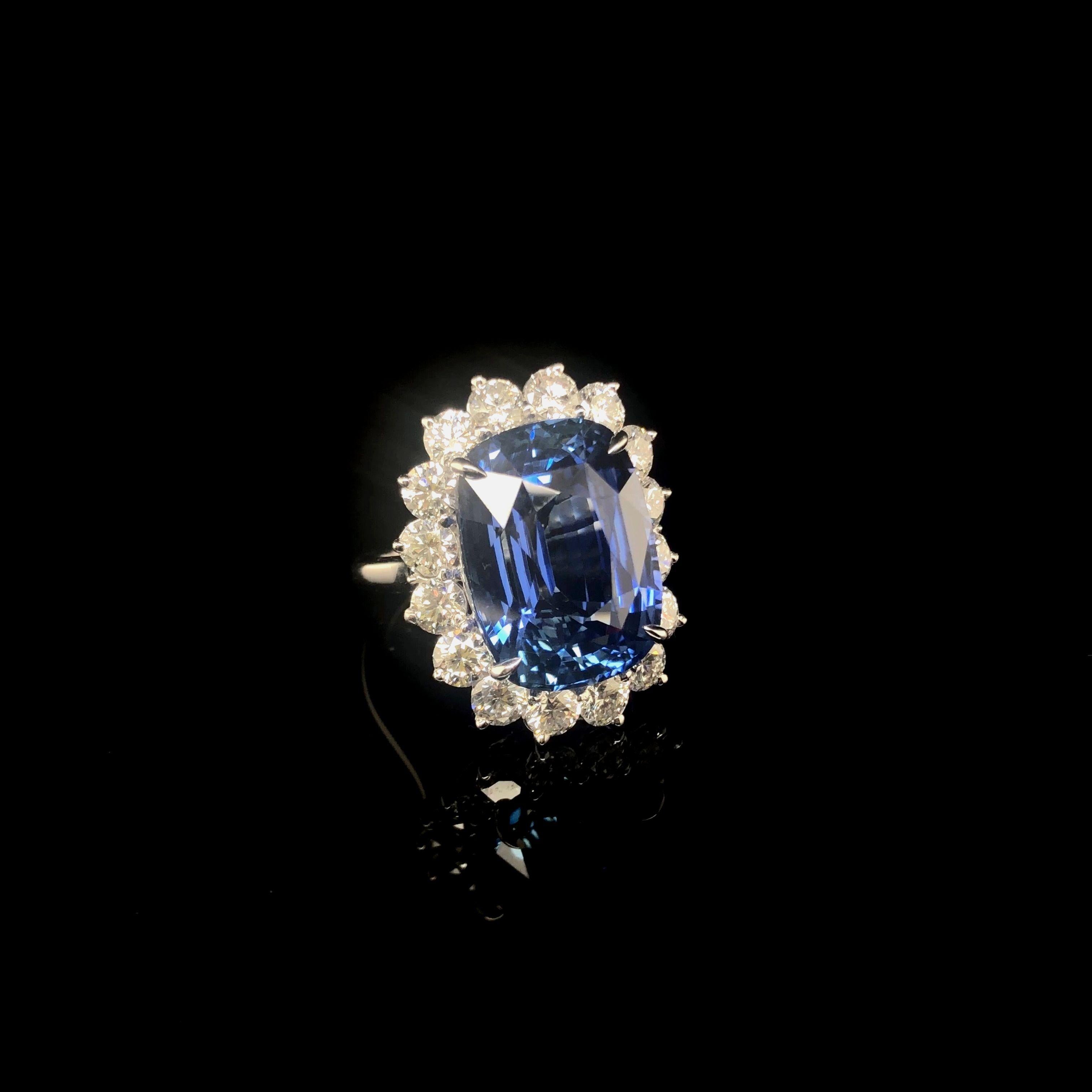 Platinum 19.50 CTS Ceylon Sapphire and Diamond Ring For Sale 2