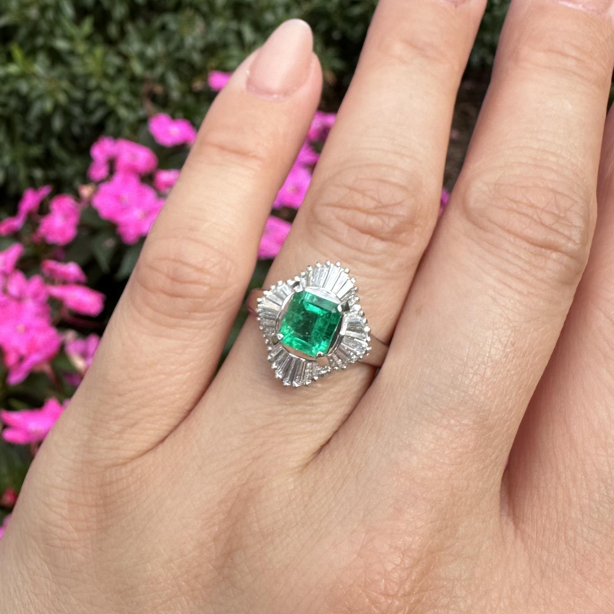 Anello Ballerina classico in platino con smeraldo verde ricco e vibrante da 1,96ctw e diamanti in vendita 10