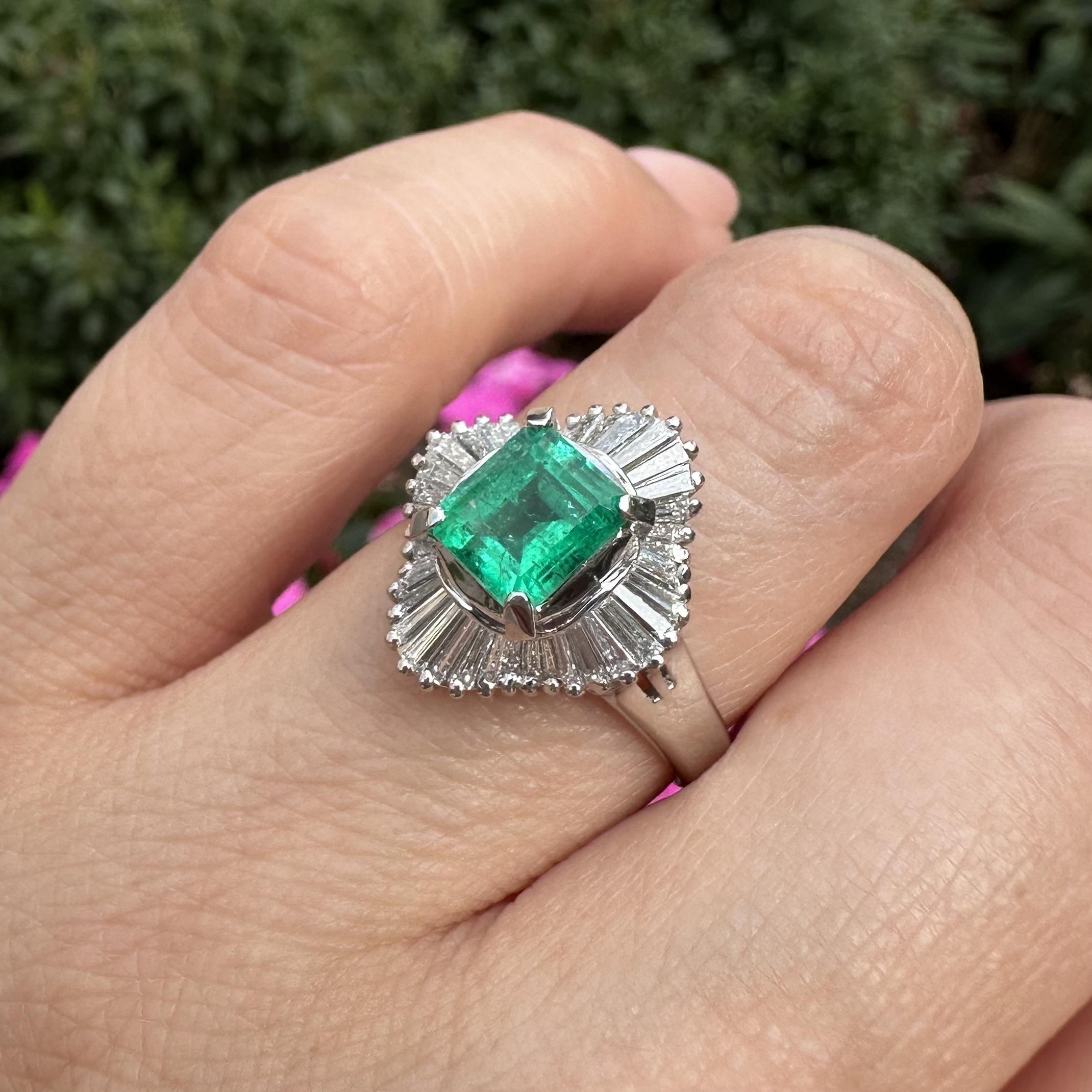 Anello Ballerina classico in platino con smeraldo verde ricco e vibrante da 1,96ctw e diamanti in vendita 11