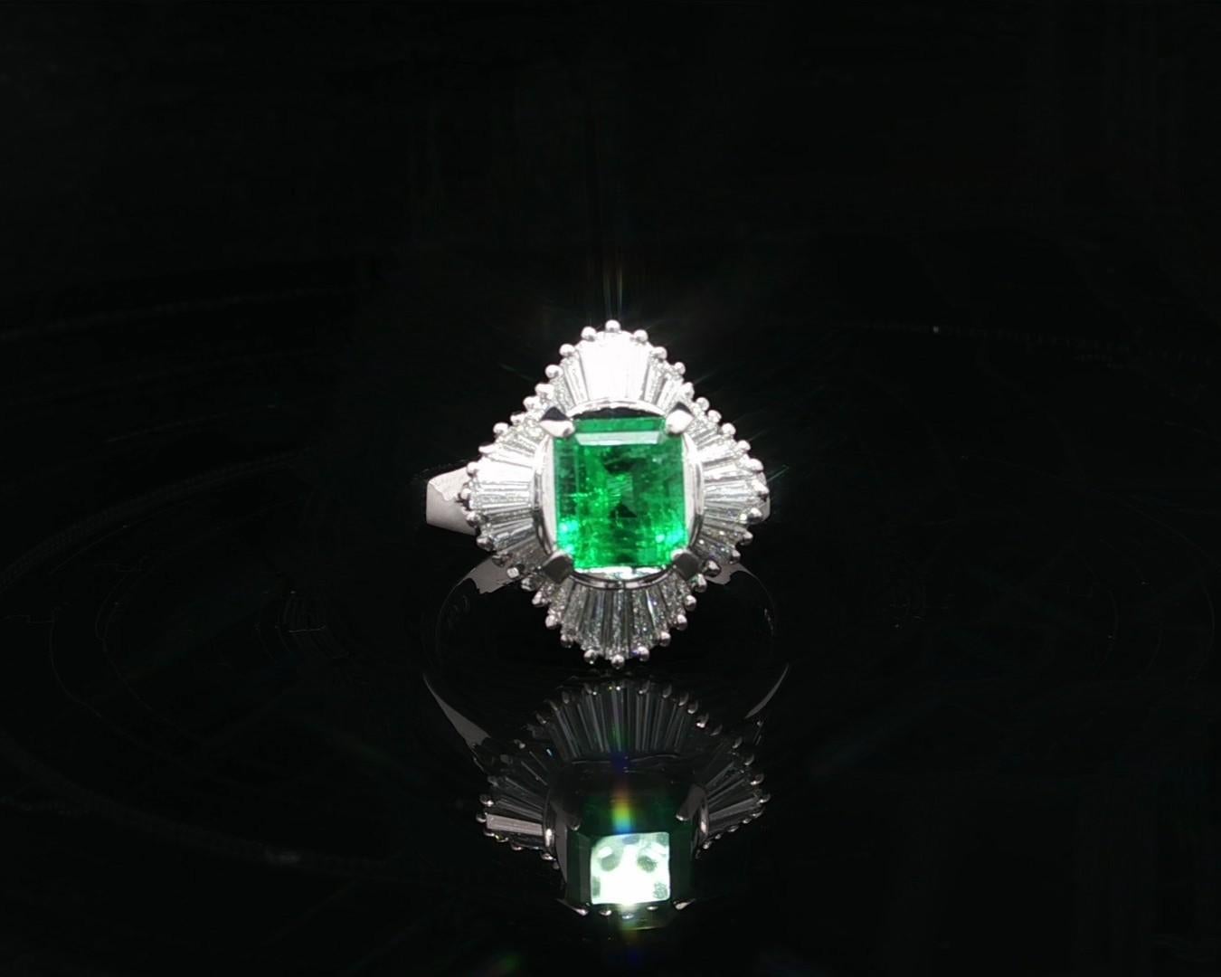 --Pietre: --
(1) Smeraldo naturale autentico - taglio smeraldo - incastonato - colore verde brillante ricco e vibrante - 6,8x5,9mm - 1,27ct (esatto)
Numerosi diamanti naturali autentici - taglio Baguette affusolato - incastonati - colore F/G -