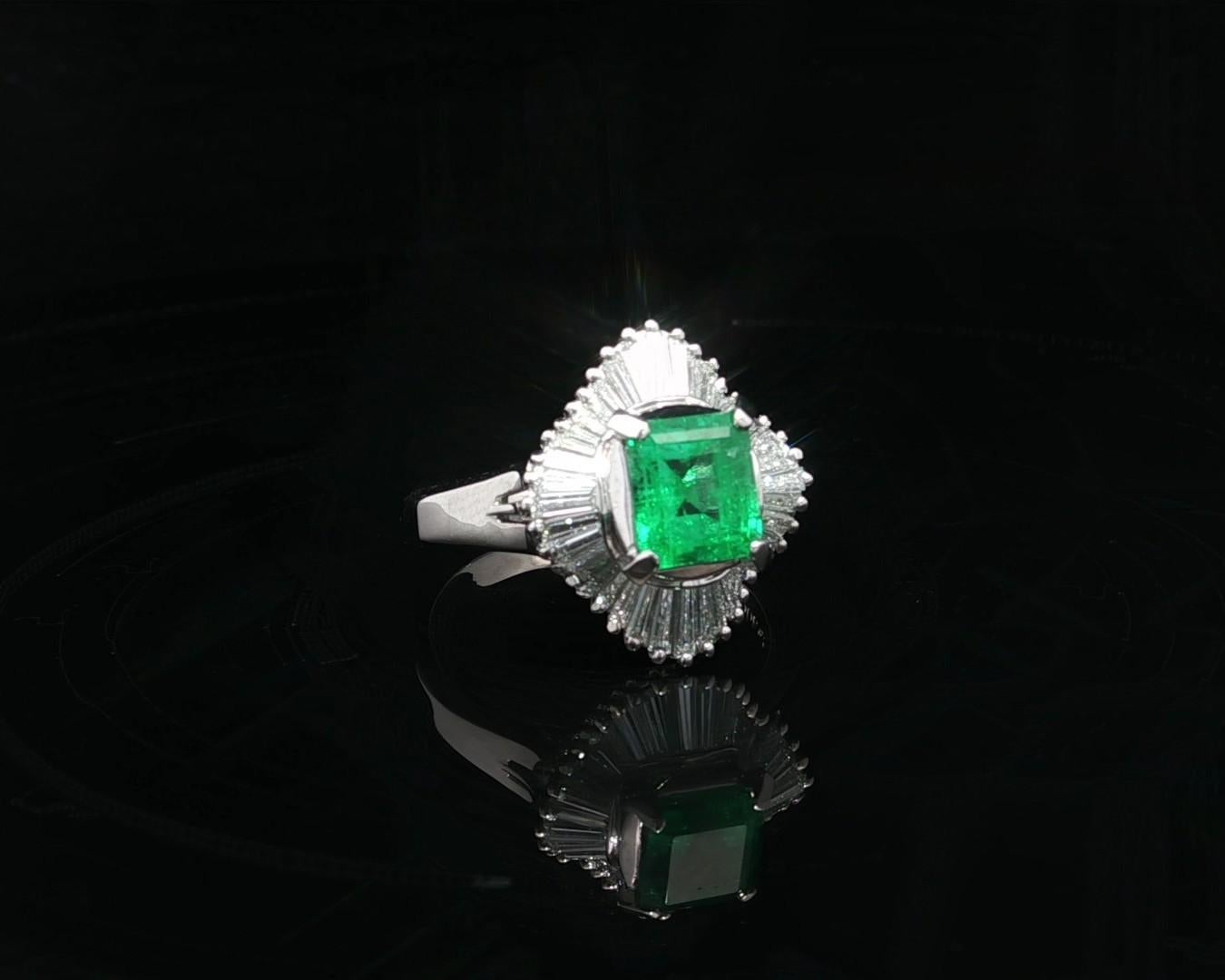 Taglio smeraldo Anello Ballerina classico in platino con smeraldo verde ricco e vibrante da 1,96ctw e diamanti in vendita