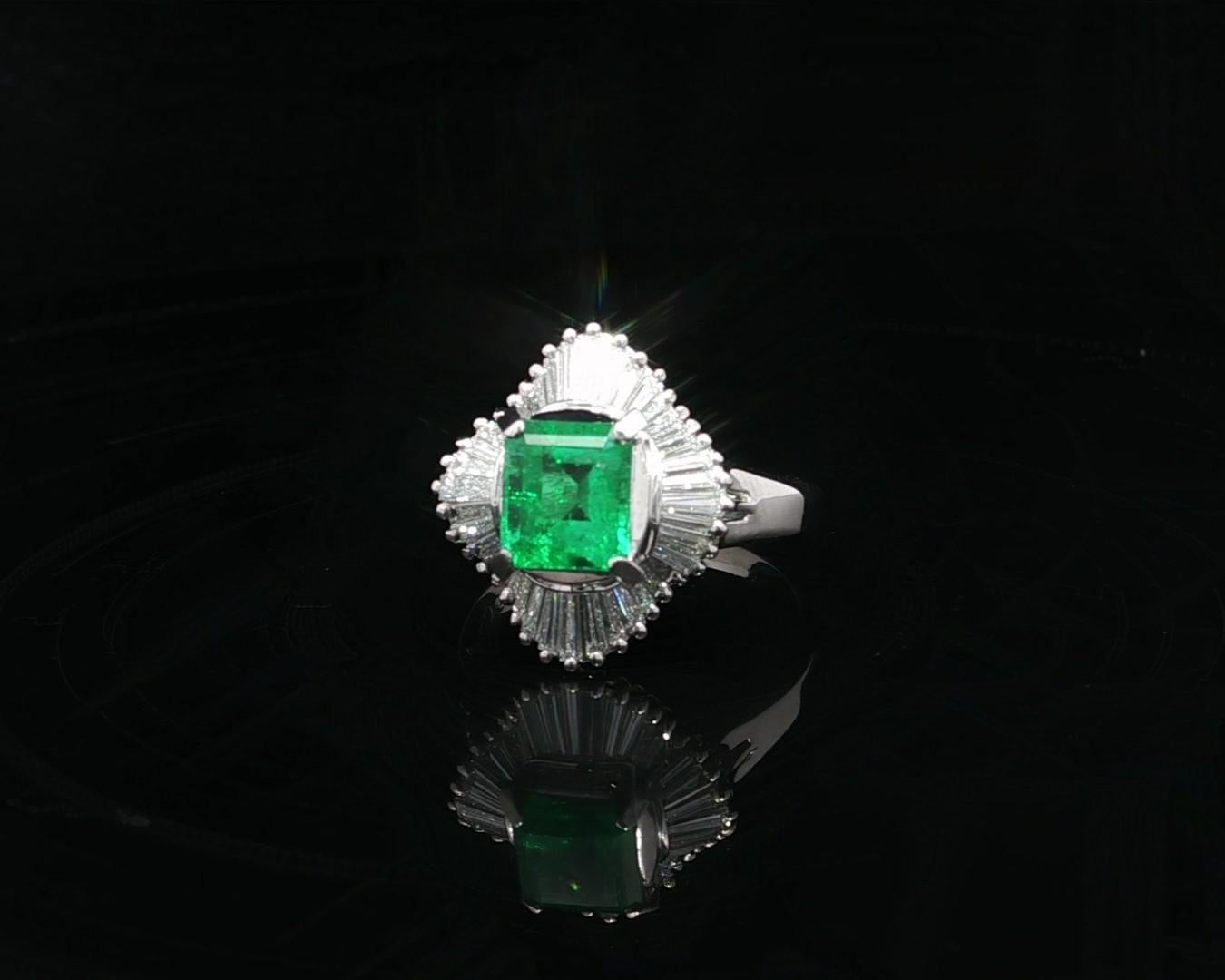 Anello Ballerina classico in platino con smeraldo verde ricco e vibrante da 1,96ctw e diamanti In condizioni ottime in vendita a Montclair, NJ