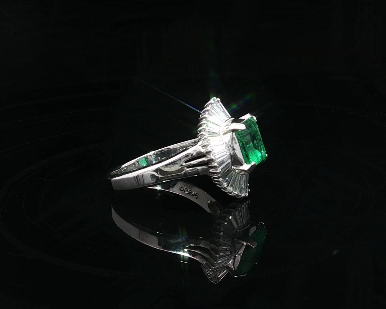 Anello Ballerina classico in platino con smeraldo verde ricco e vibrante da 1,96ctw e diamanti in vendita 1