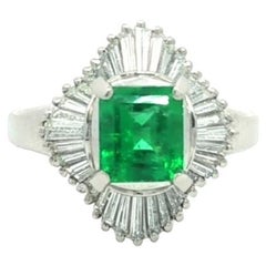 Klassischer Ballerina-Ring aus Platin mit 1,96 ct. prachtvollem grünen Smaragd und Diamant