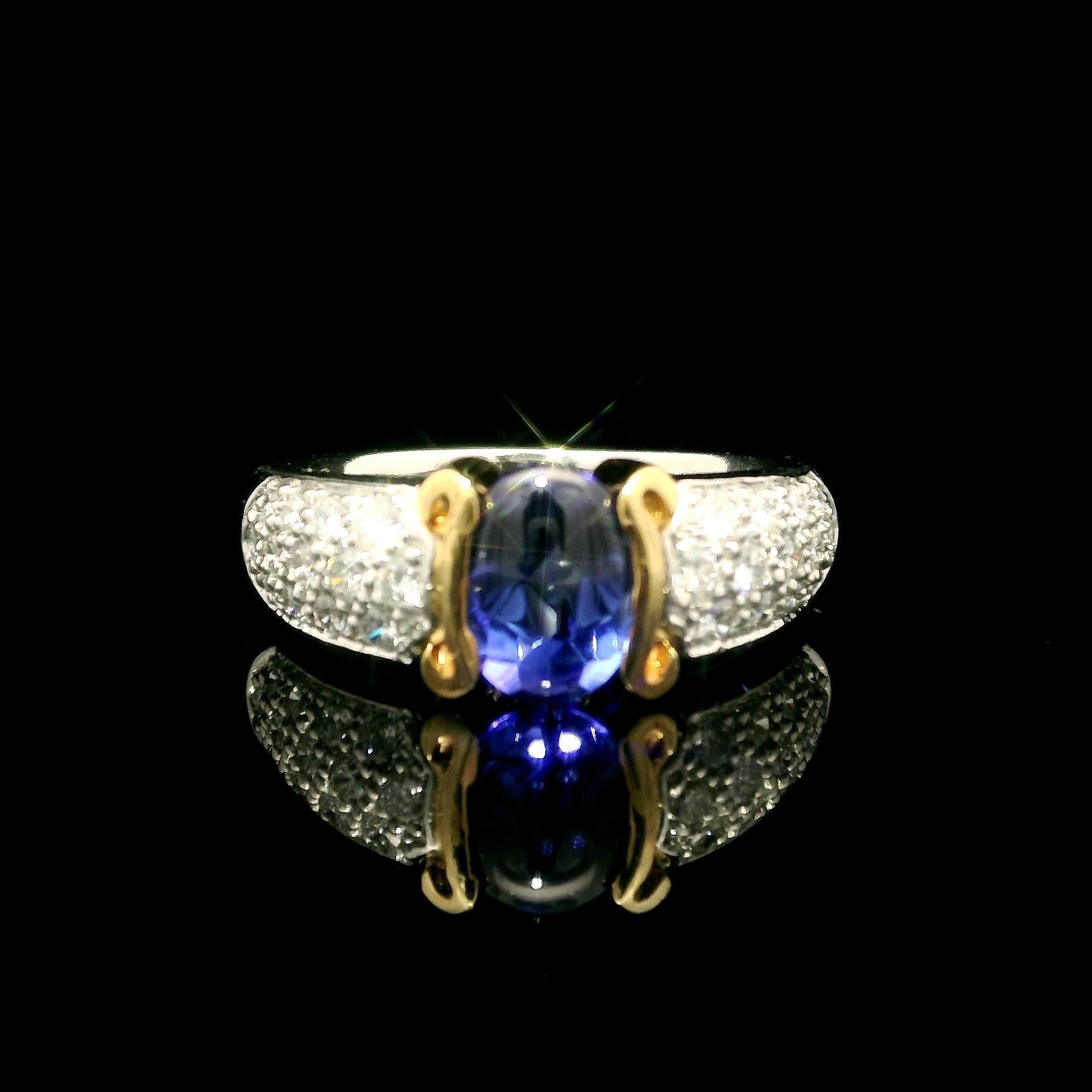 Anillo de platino de alta calidad con tanzanita ovalada de 1,99 quilates y diamantes pavé en Excelente estado para la venta en Montclair, NJ