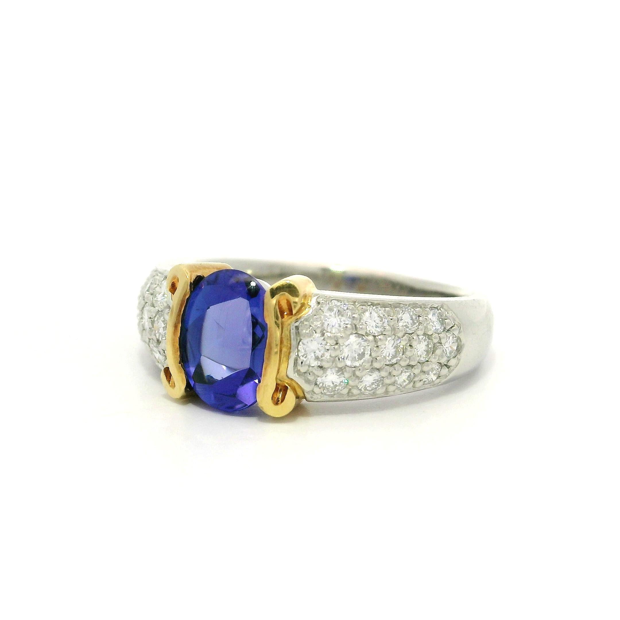 De las mujeres Anillo de platino de alta calidad con tanzanita ovalada de 1,99 quilates y diamantes pavé en venta