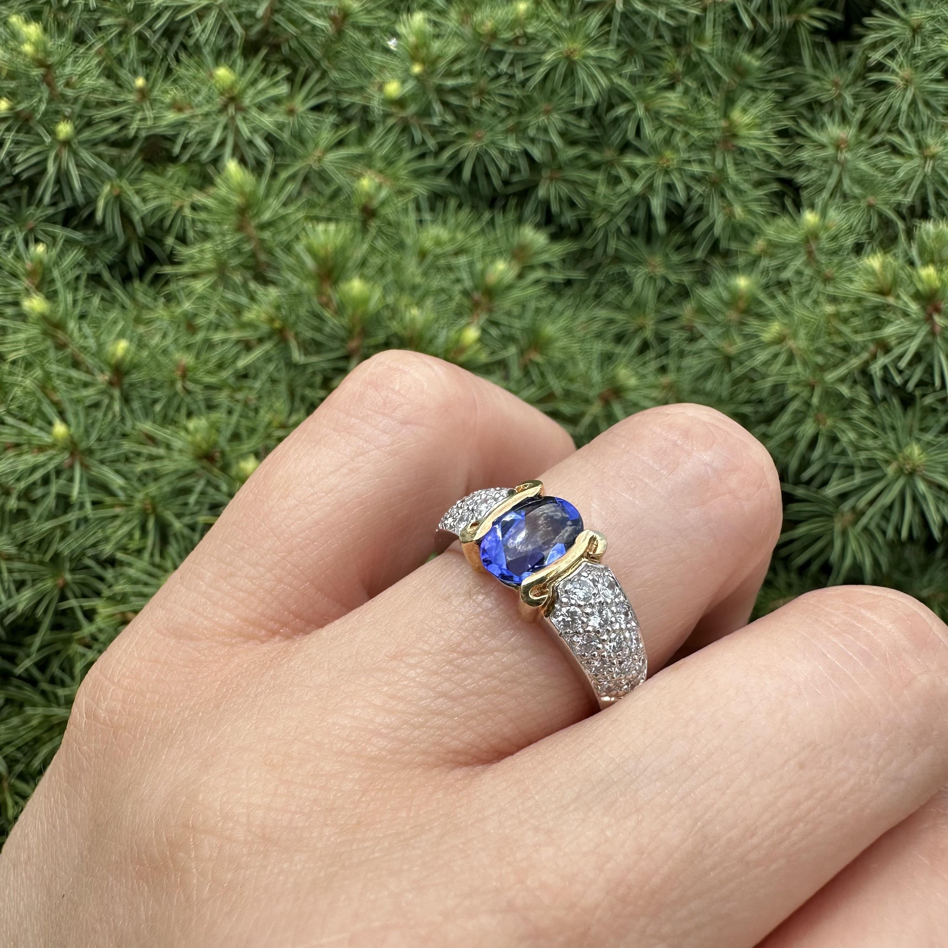Anillo de platino de alta calidad con tanzanita ovalada de 1,99 quilates y diamantes pavé en venta 2