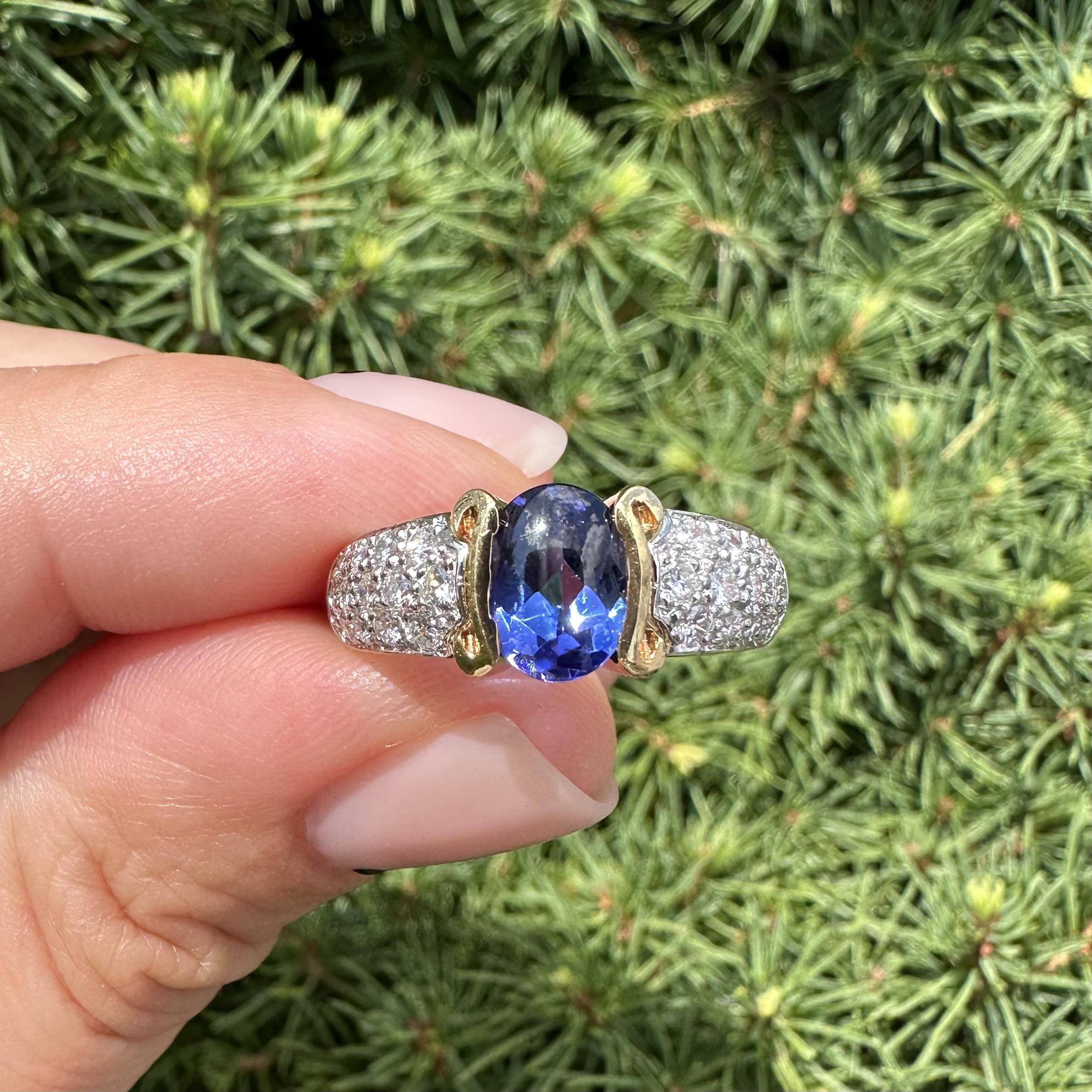 Anillo de platino de alta calidad con tanzanita ovalada de 1,99 quilates y diamantes pavé en venta 3
