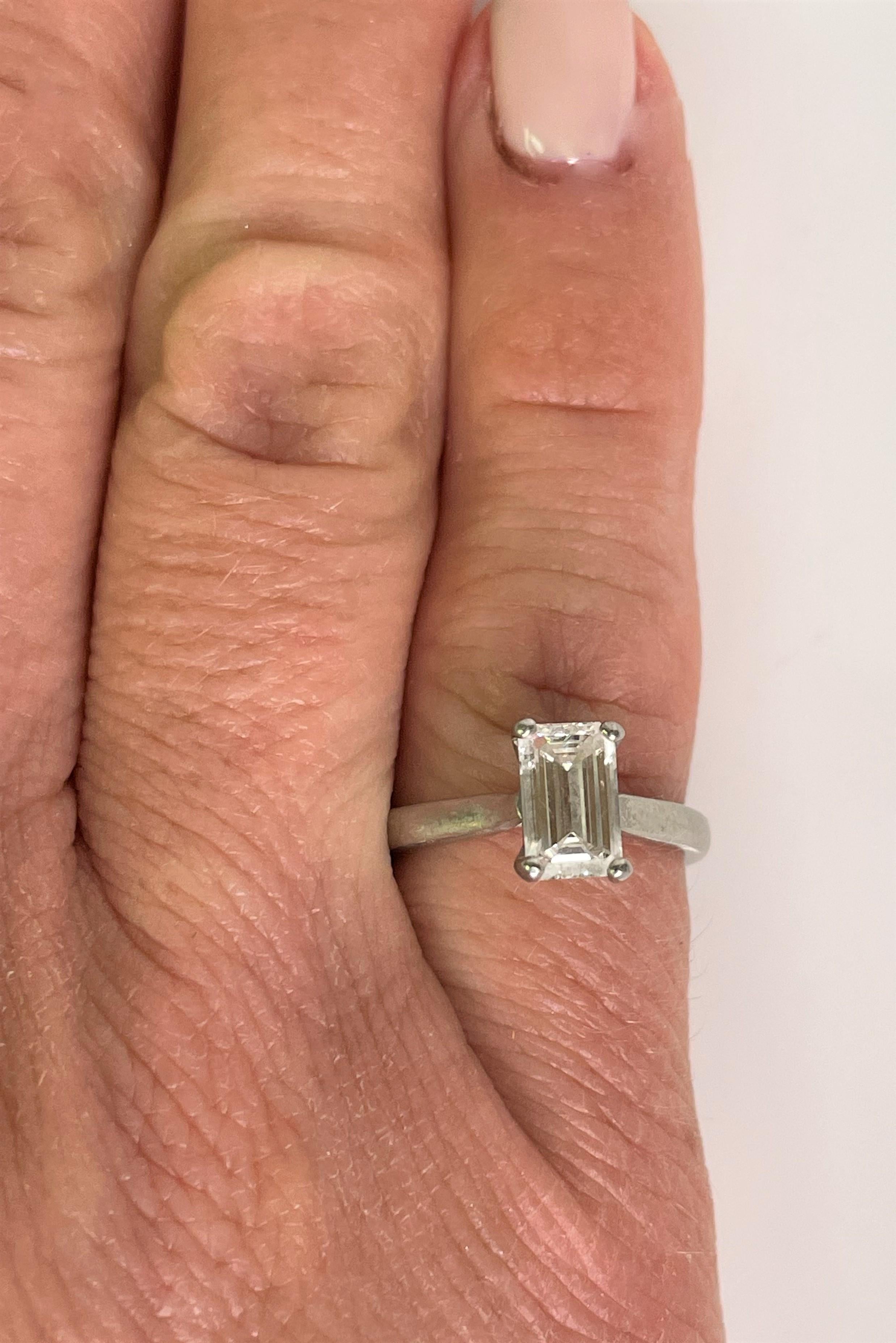 Platinum 1 Carat Emerald Cut Diamond Ring In Good Condition For Sale In Cincinnati, OH