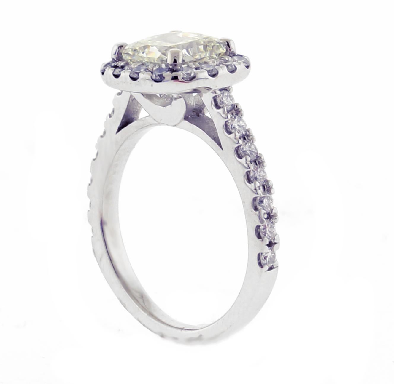 Questo squisito anello in platino di proprietà mette in mostra un'incredibile  Diamante quadrato taglio radiante da 2 carati, colore L, purezza SI1, in una luminosa montatura a raggiera. Con 30 diamanti tondi brillanti per un totale di 0,60 carati,