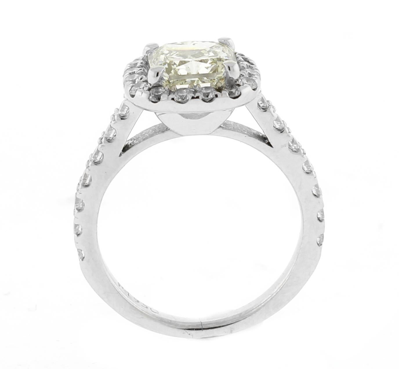 Taglio radiant Platino  2 Carati  Diamante quadrato taglio radiante aureolato  Anello di fidanzamento in vendita