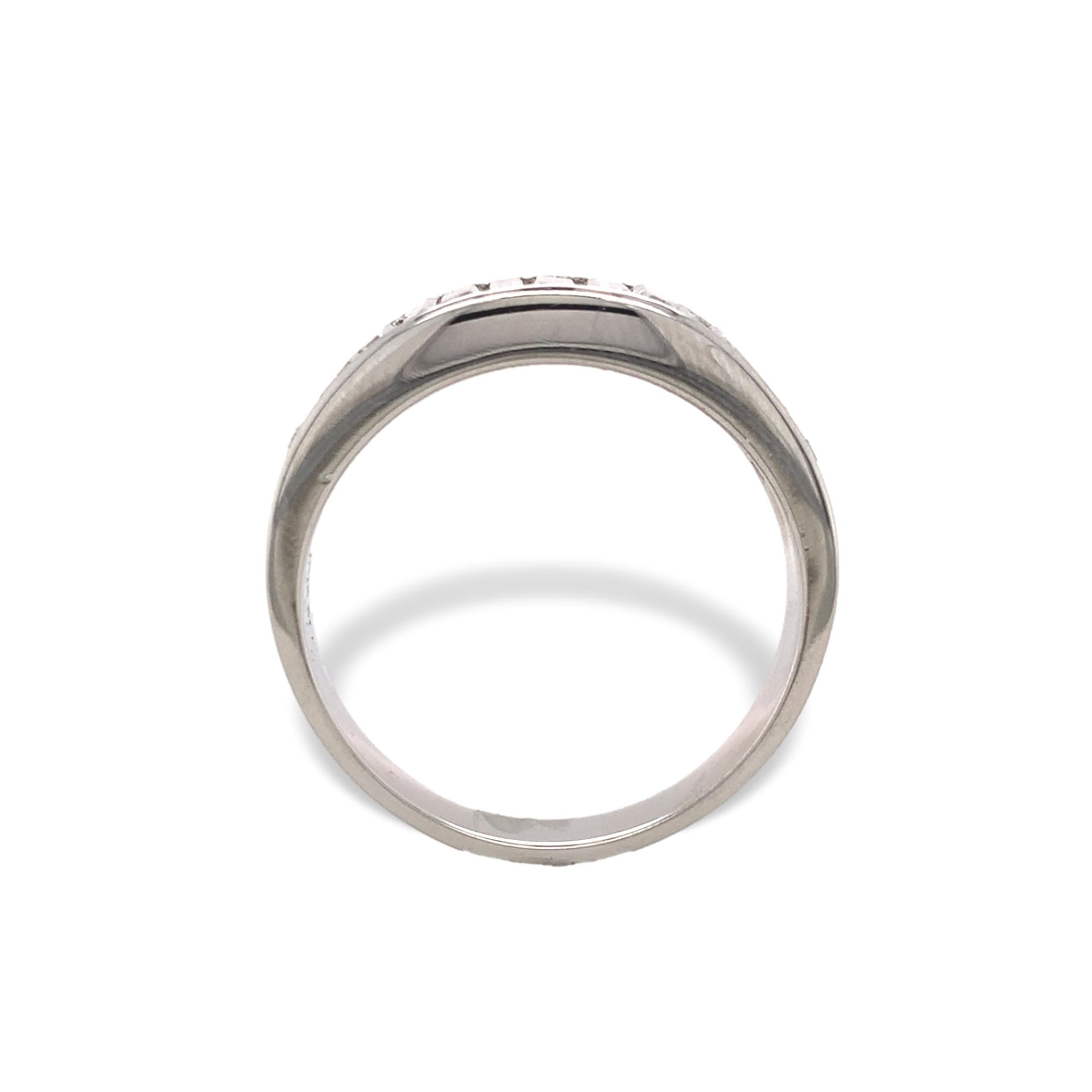 Anneau de mariage vintage en platine avec diamant. Il y a 15 diamants naturels extraits de la terre pesant environ 2,00 carats au total. Il y a 15 diamants de taille baguette. Les cinq diamants centraux mesurent environ 6 mm x 2 mm, deux mesurent