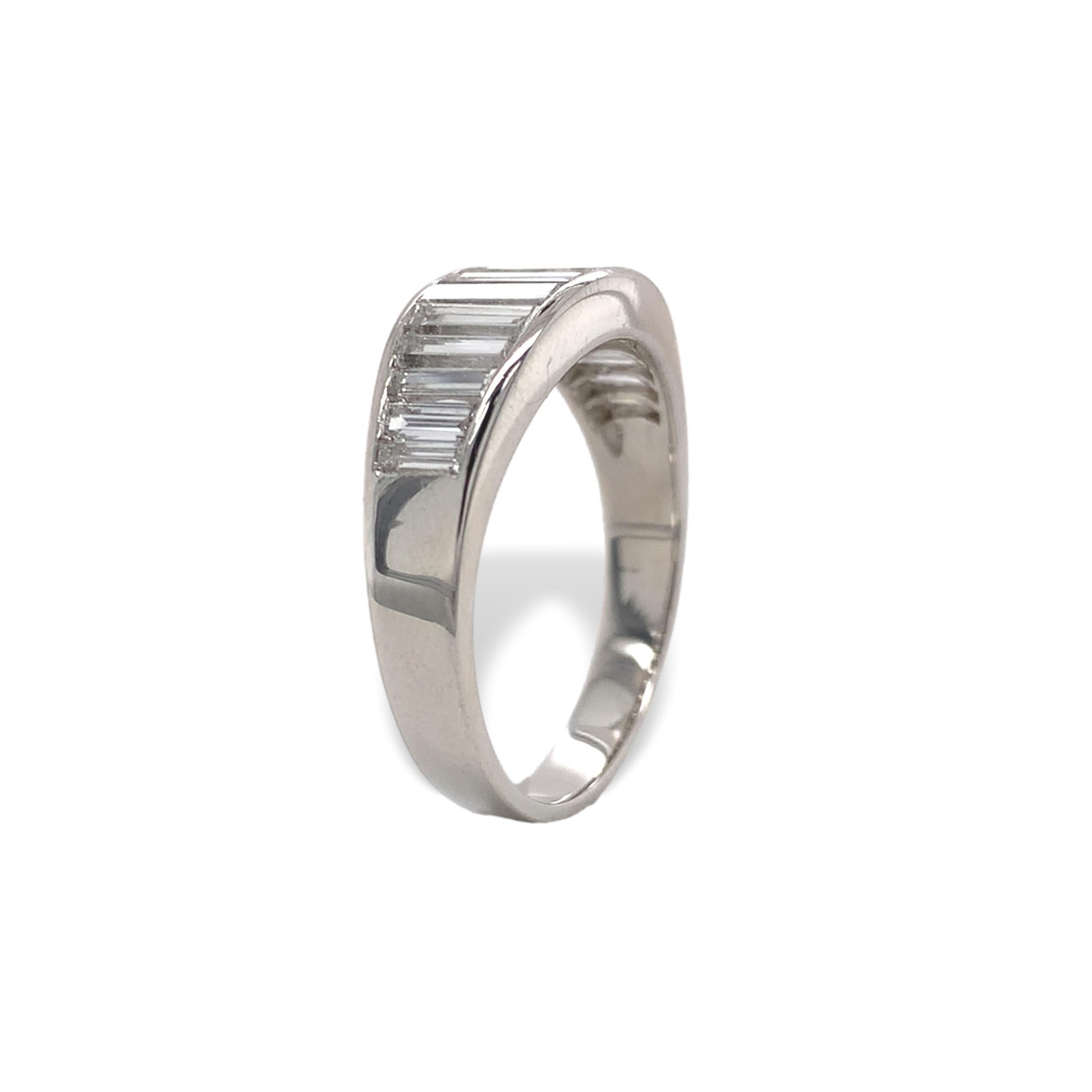 Taille baguette Anneau de mariage en platine avec baguettes longues et diamant de 2 carats torsadés en vente