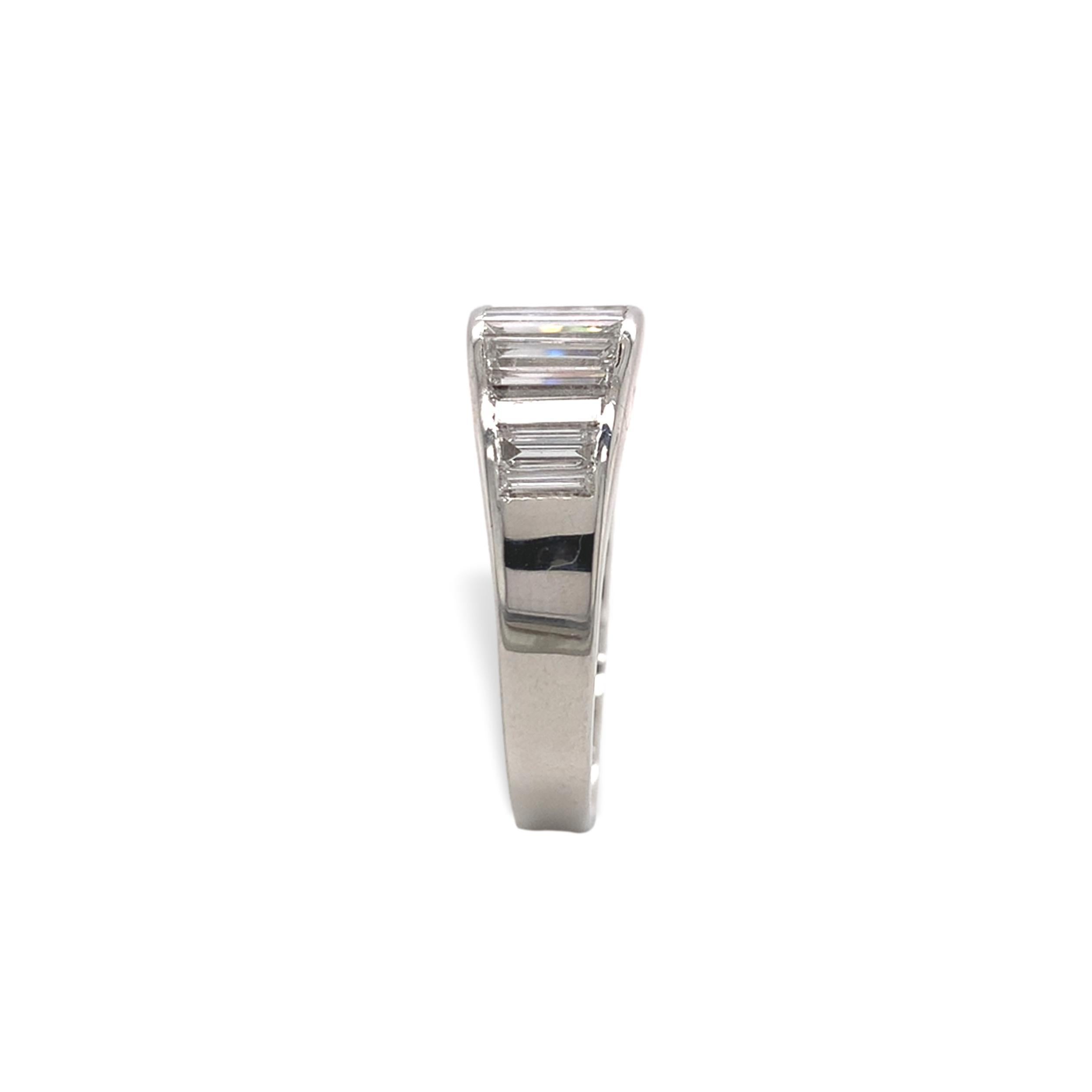 Anneau de mariage en platine avec baguettes longues et diamant de 2 carats torsadés Bon état - En vente à Big Bend, WI